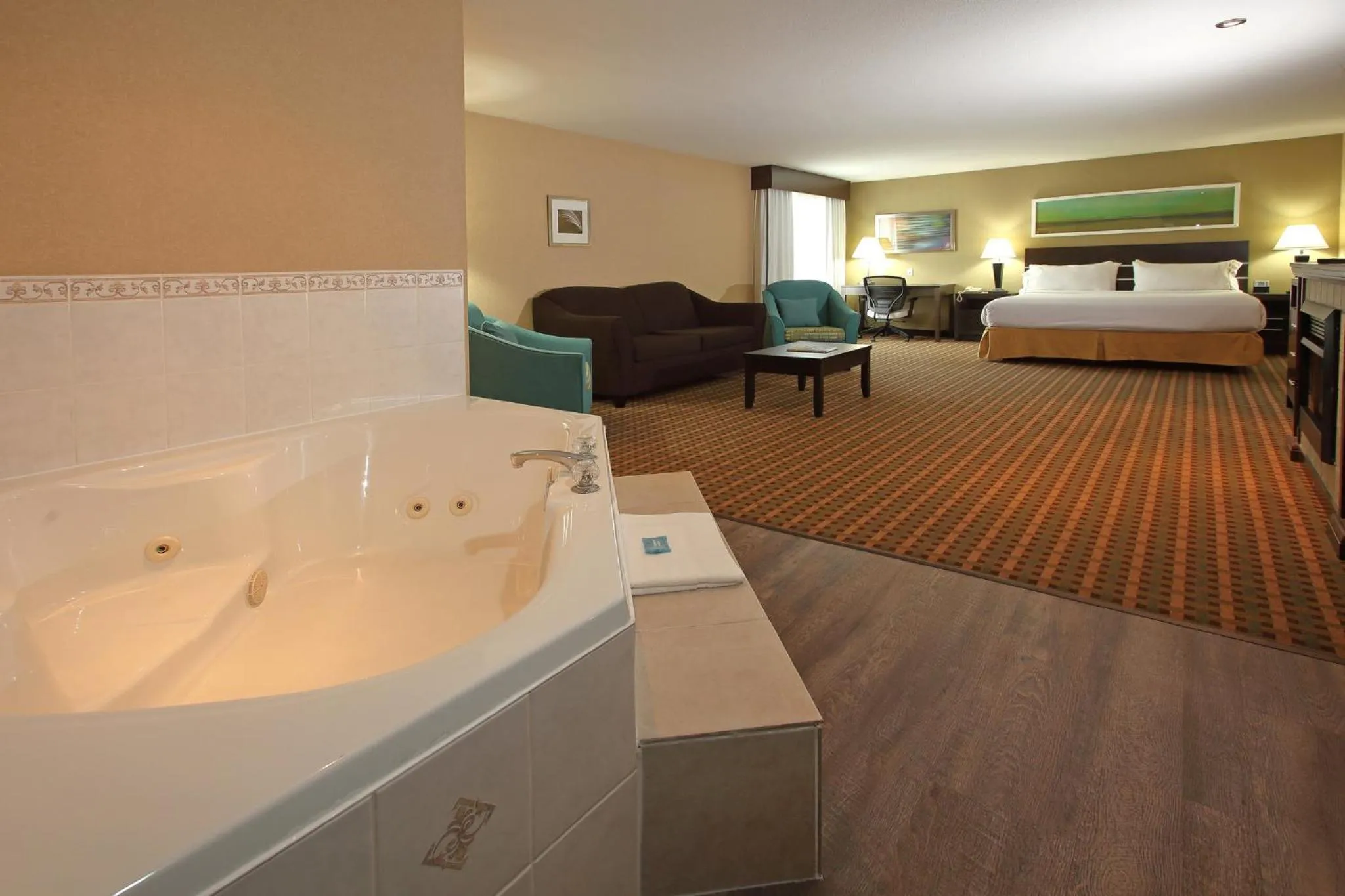 Photo of the whole room, Bed in Holiday Inn Express Hotel & Suites Vernon by IHG