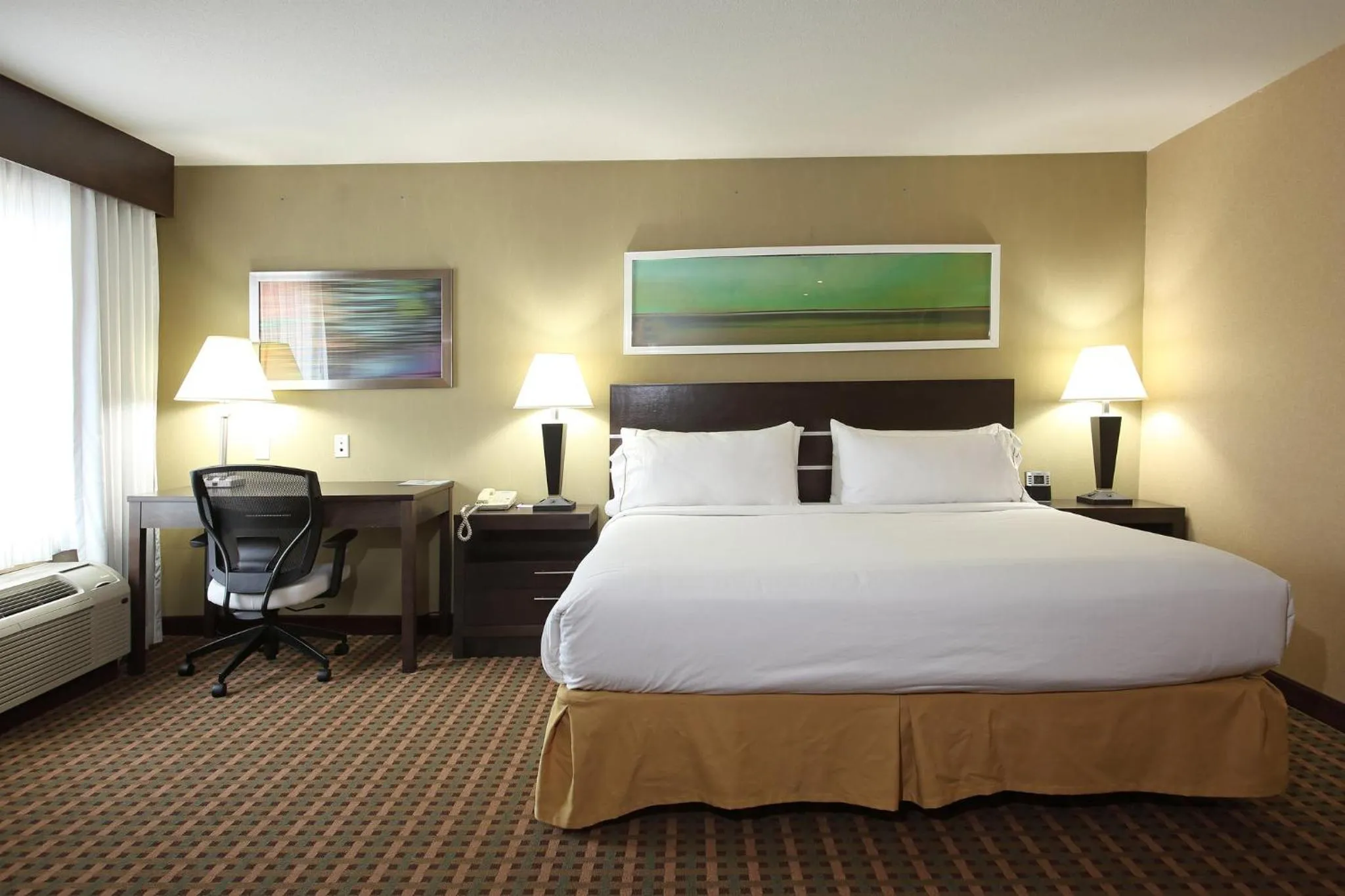 Photo of the whole room, Bed in Holiday Inn Express Hotel & Suites Vernon by IHG