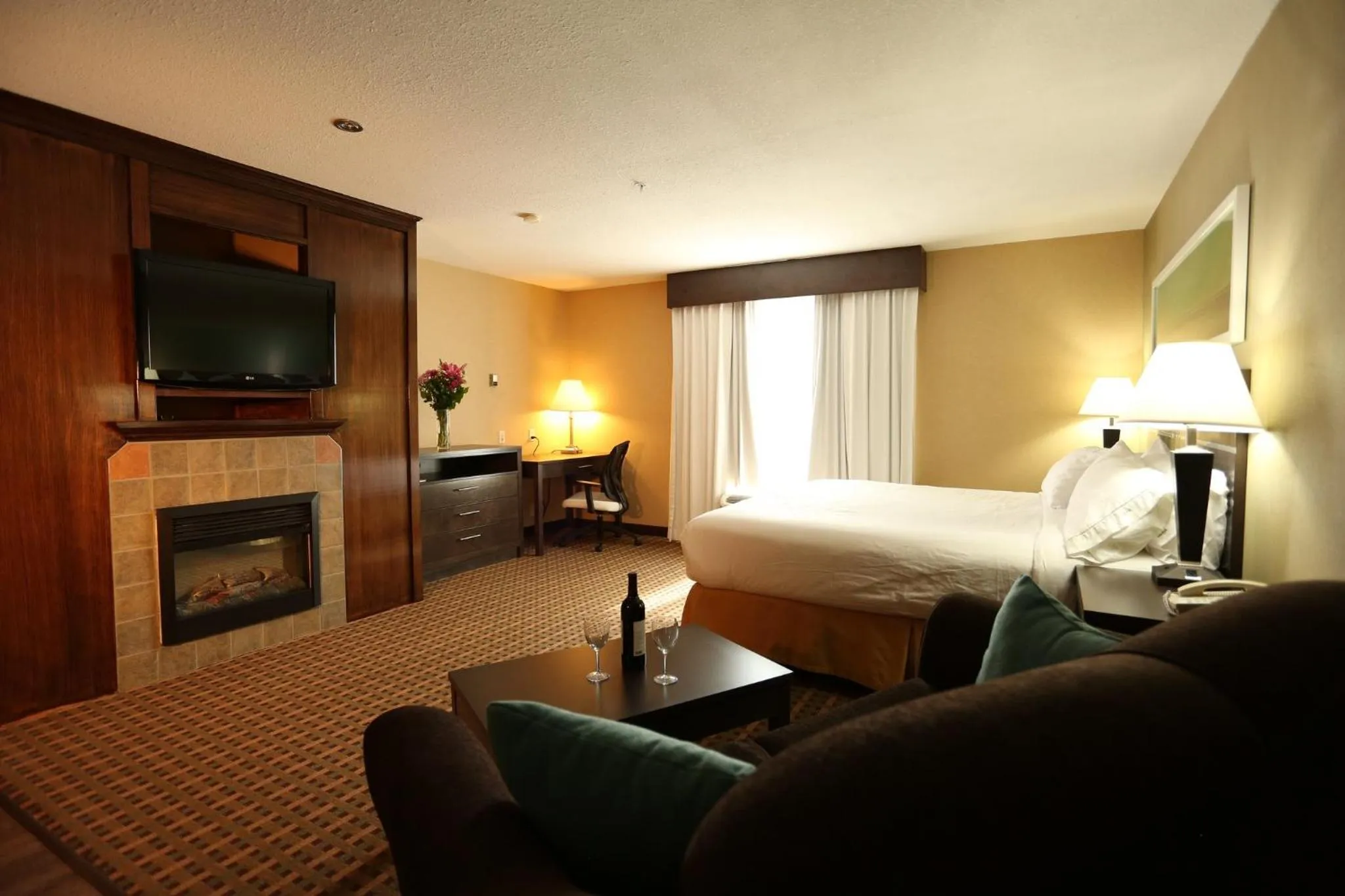 Photo of the whole room, Bed in Holiday Inn Express Hotel & Suites Vernon by IHG