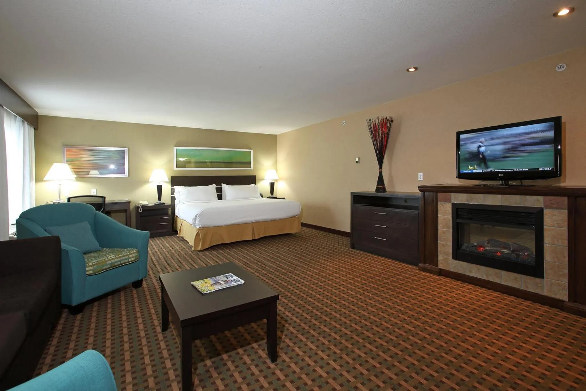 Photo of the whole room, Bed in Holiday Inn Express Hotel & Suites Vernon by IHG