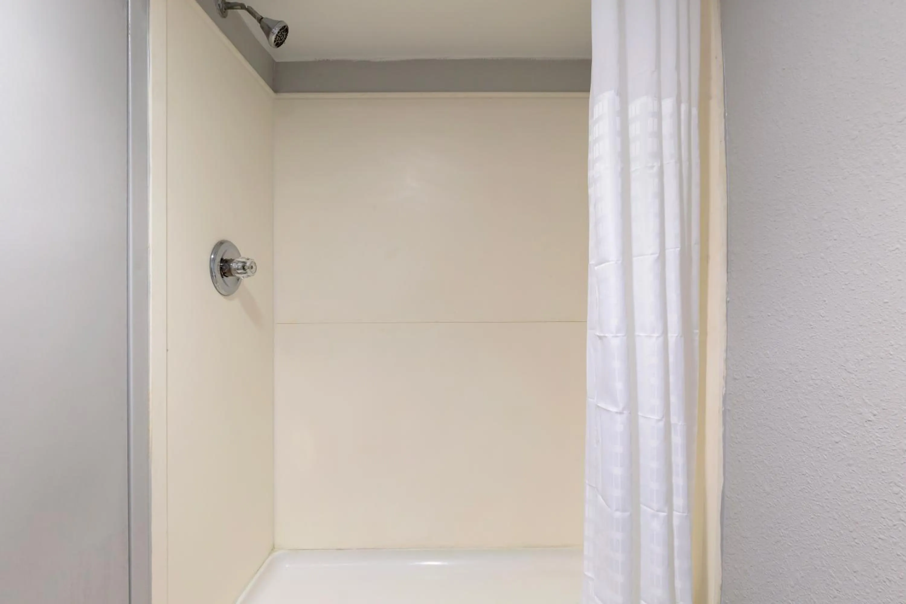 Bathroom in Clarion Hotel & Suites BWI Airport North