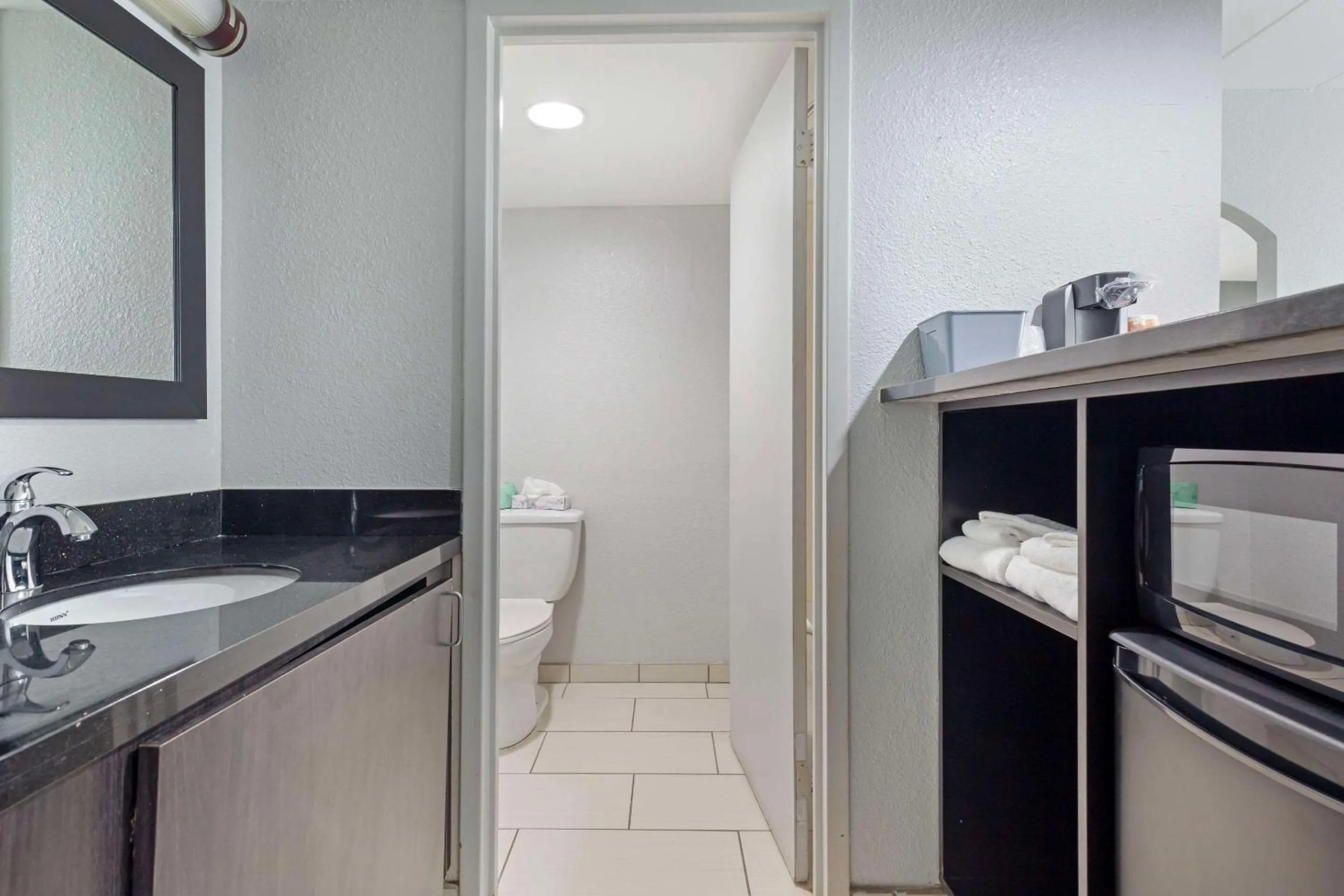 Bedroom in Clarion Hotel & Suites BWI Airport North