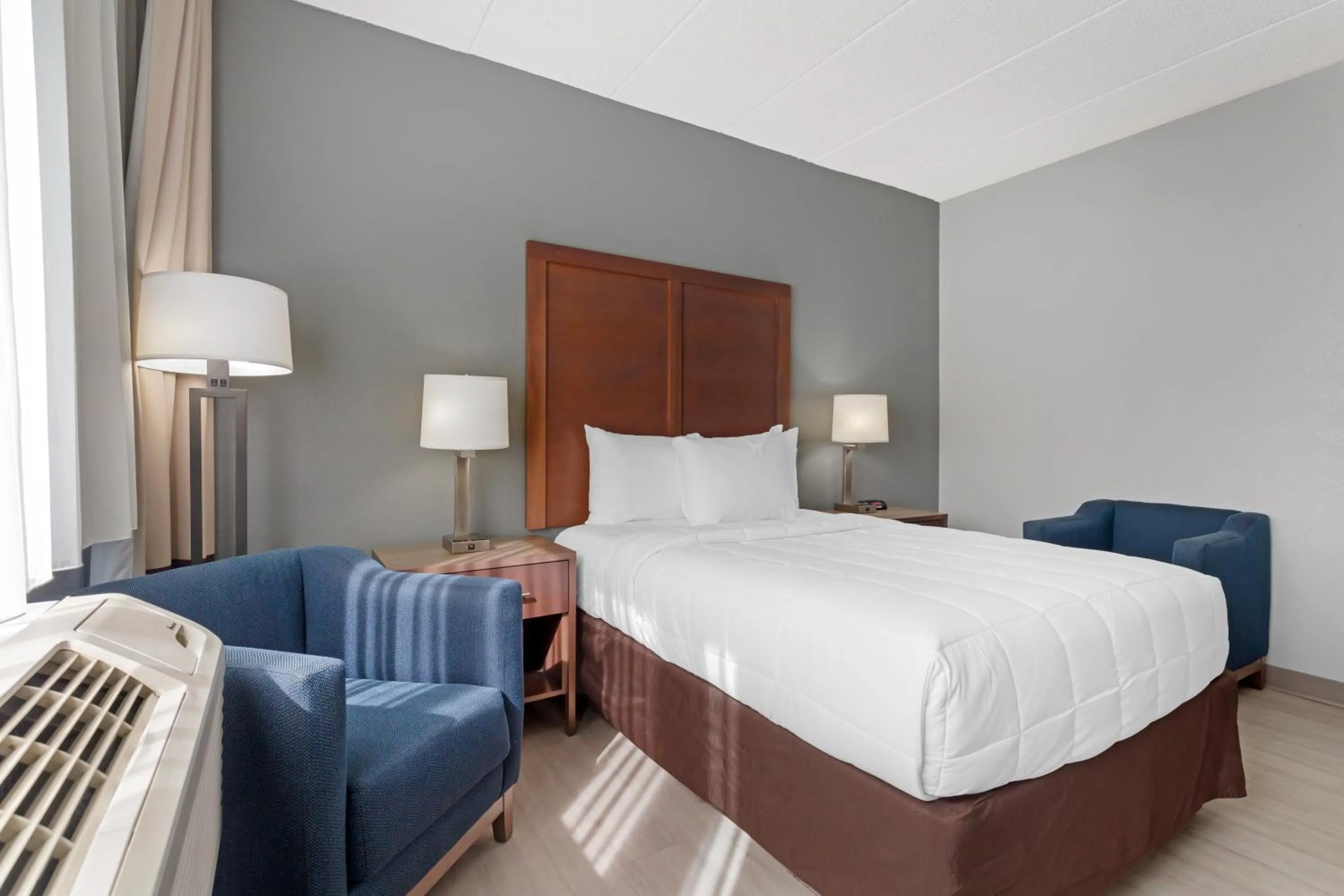 Bedroom, Bed in Clarion Hotel & Suites BWI Airport North