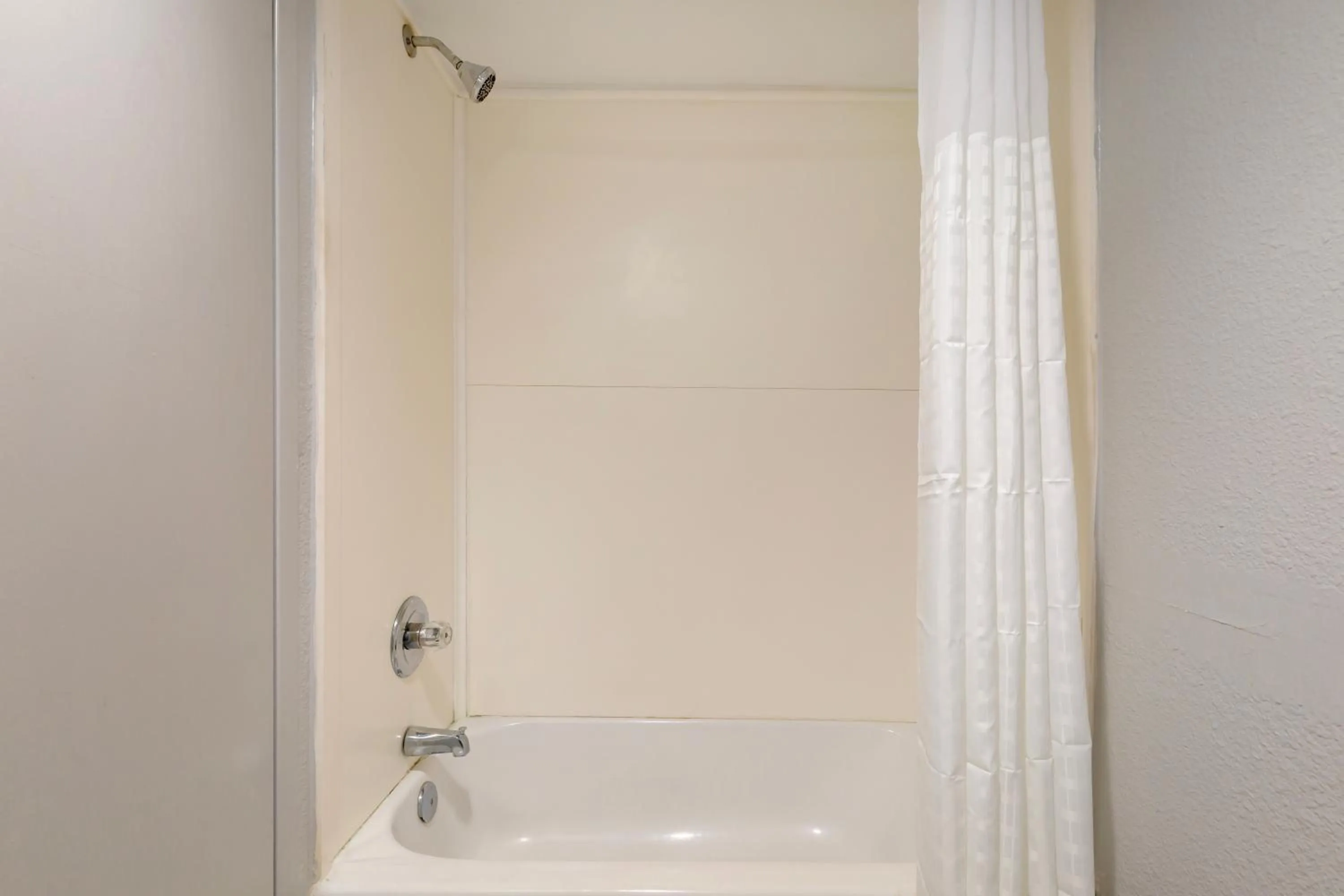 Bath in Clarion Hotel & Suites BWI Airport North