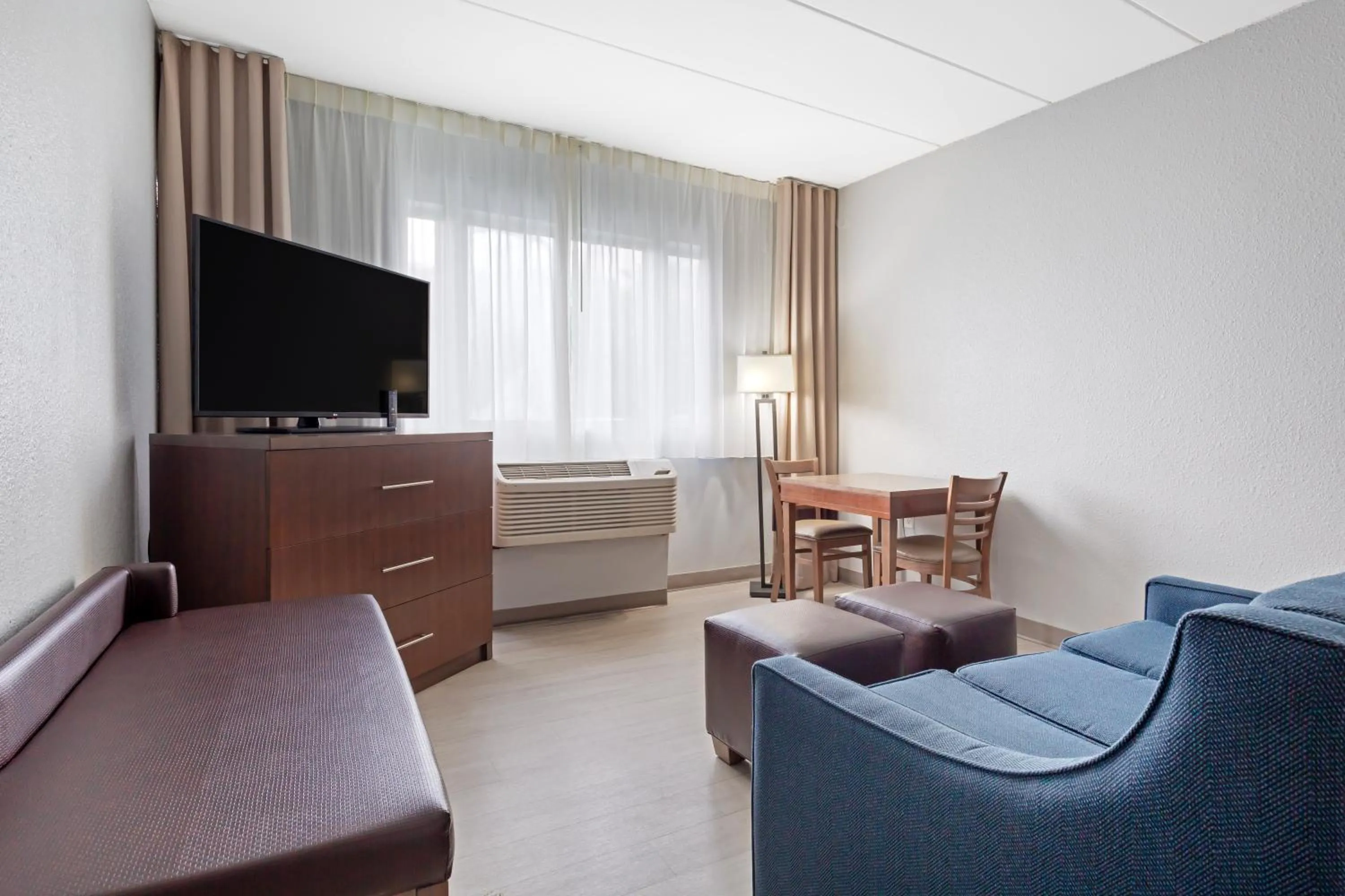 Living room in Clarion Hotel & Suites BWI Airport North