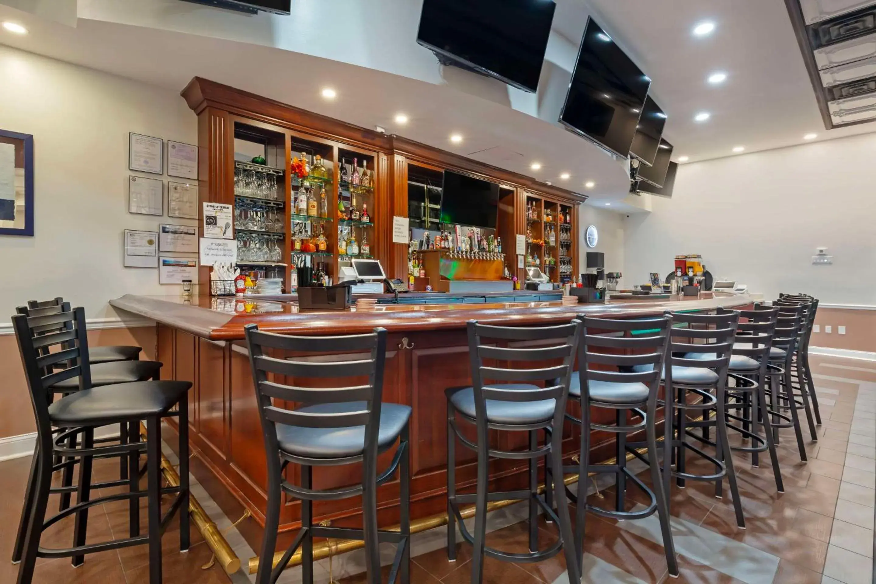 Lounge or bar in Clarion Hotel & Suites BWI Airport North Lounge or bar in Clarion Hotel & Suites BWI Airport North