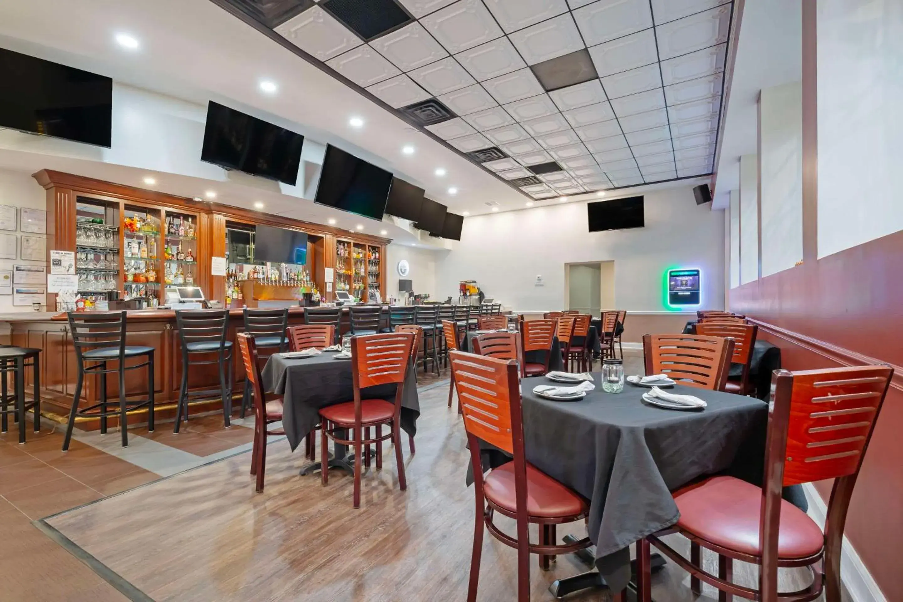 Lounge or bar in Clarion Hotel & Suites BWI Airport North Lounge or bar in Clarion Hotel & Suites BWI Airport North