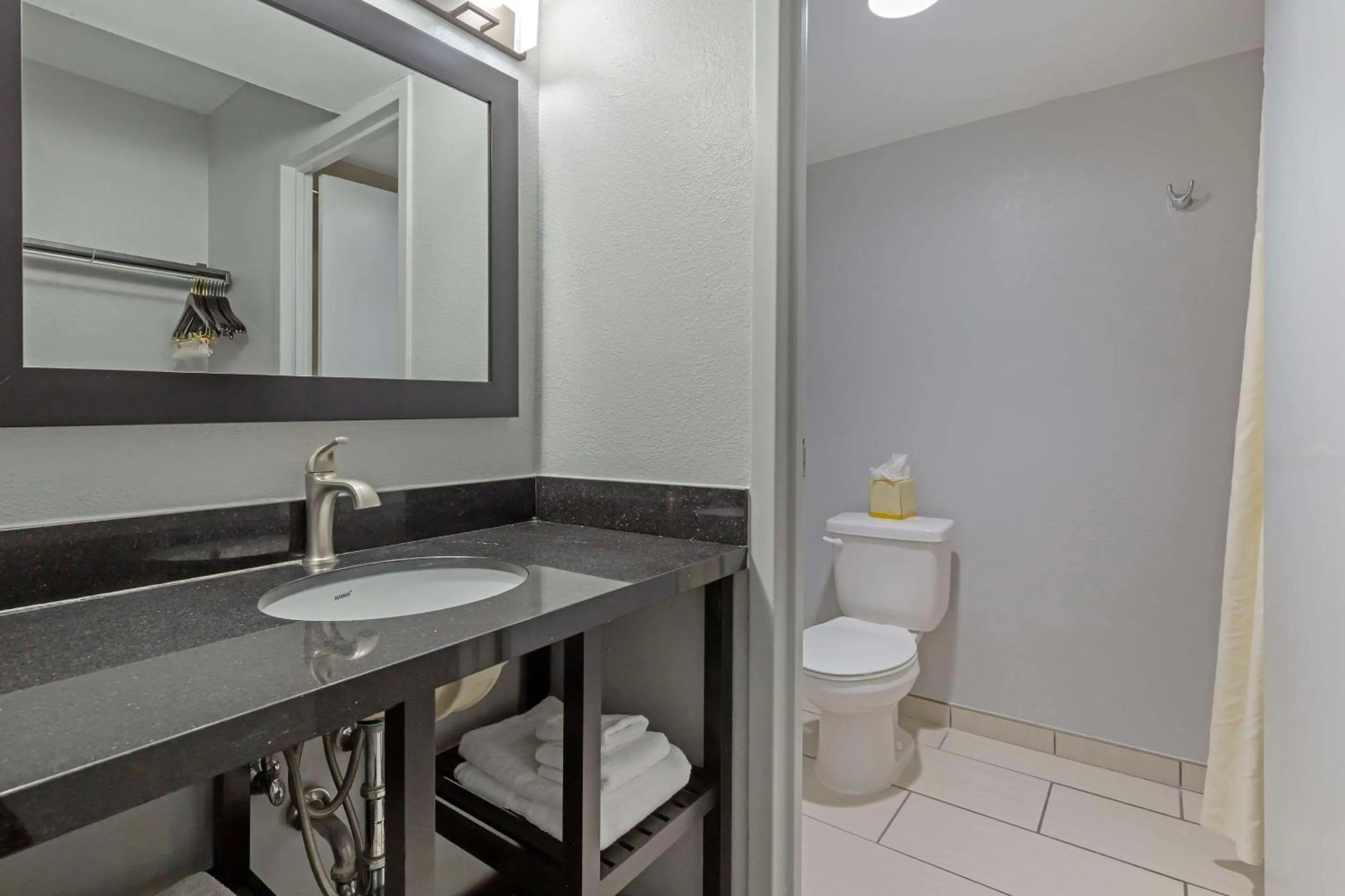 Bedroom in Clarion Hotel & Suites BWI Airport North