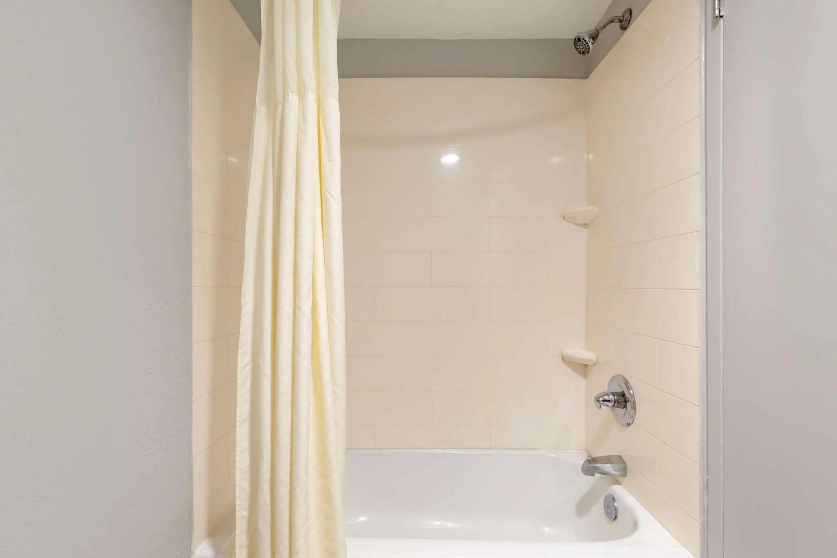 Bedroom in Clarion Hotel & Suites BWI Airport North