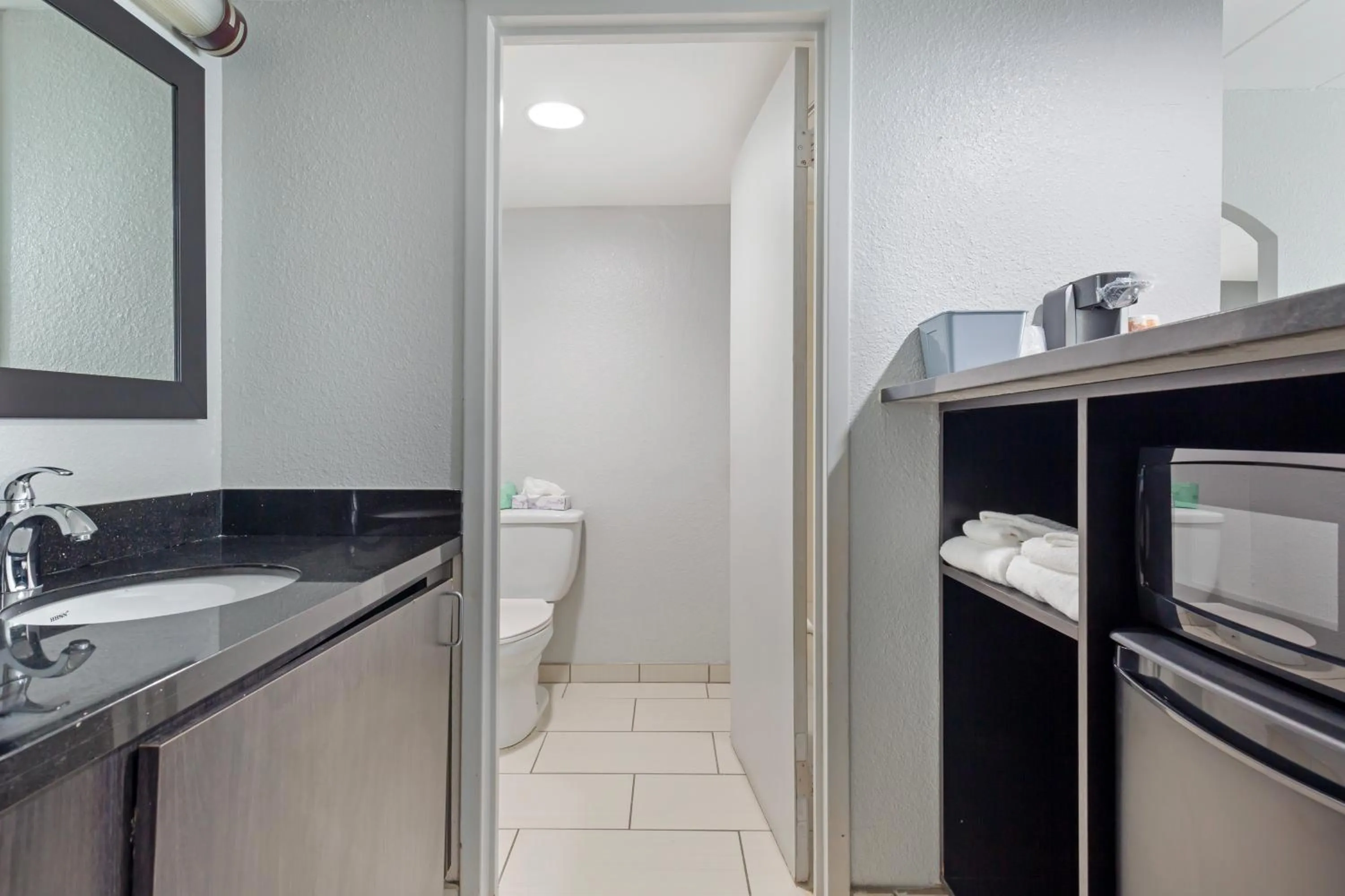 Bathroom in Clarion Hotel & Suites BWI Airport North