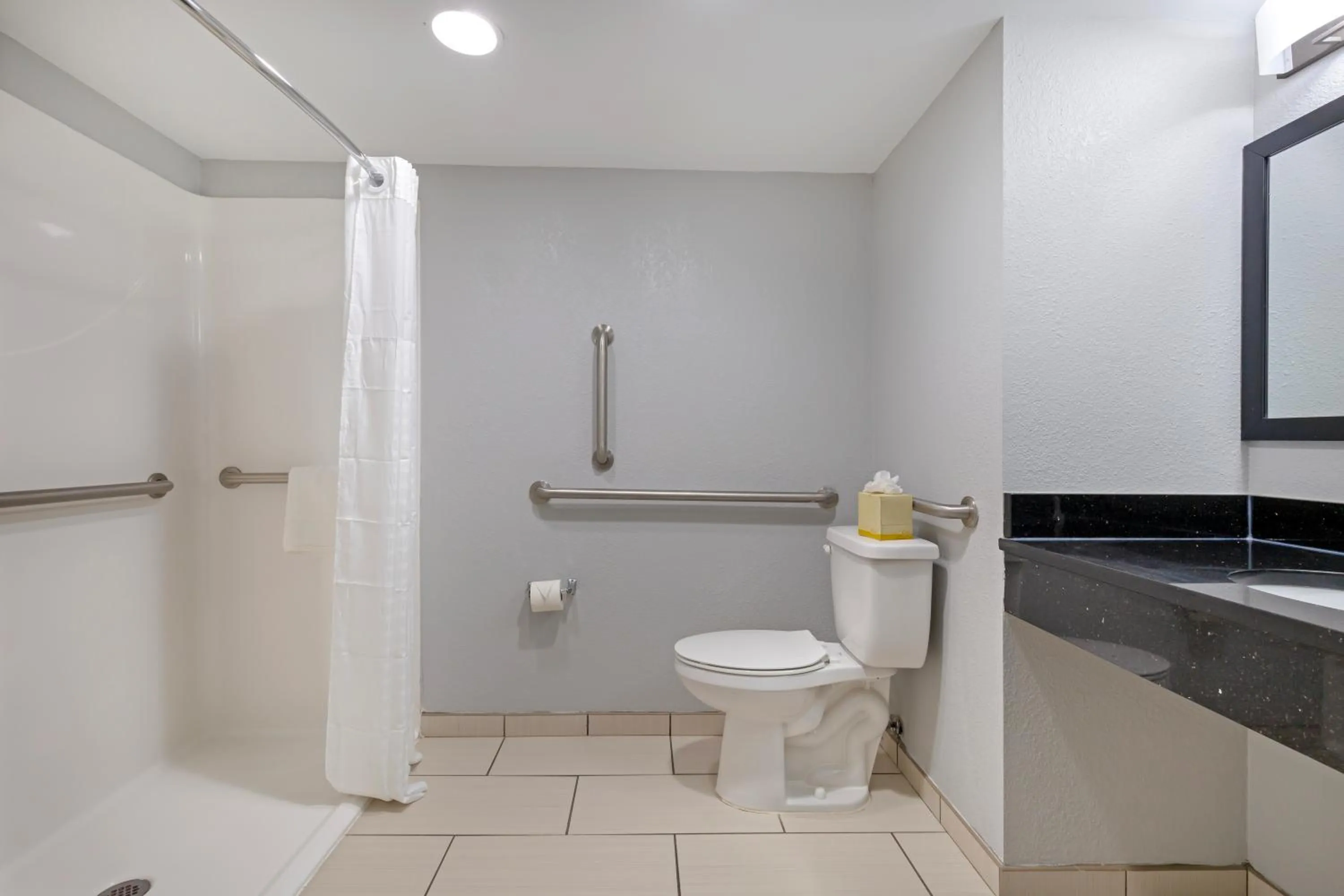 Bathroom in Clarion Hotel & Suites BWI Airport North