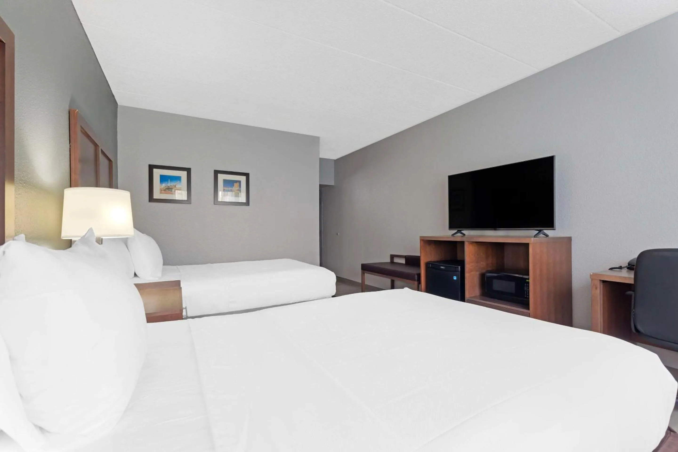 Bedroom, Bed in Clarion Hotel & Suites BWI Airport North