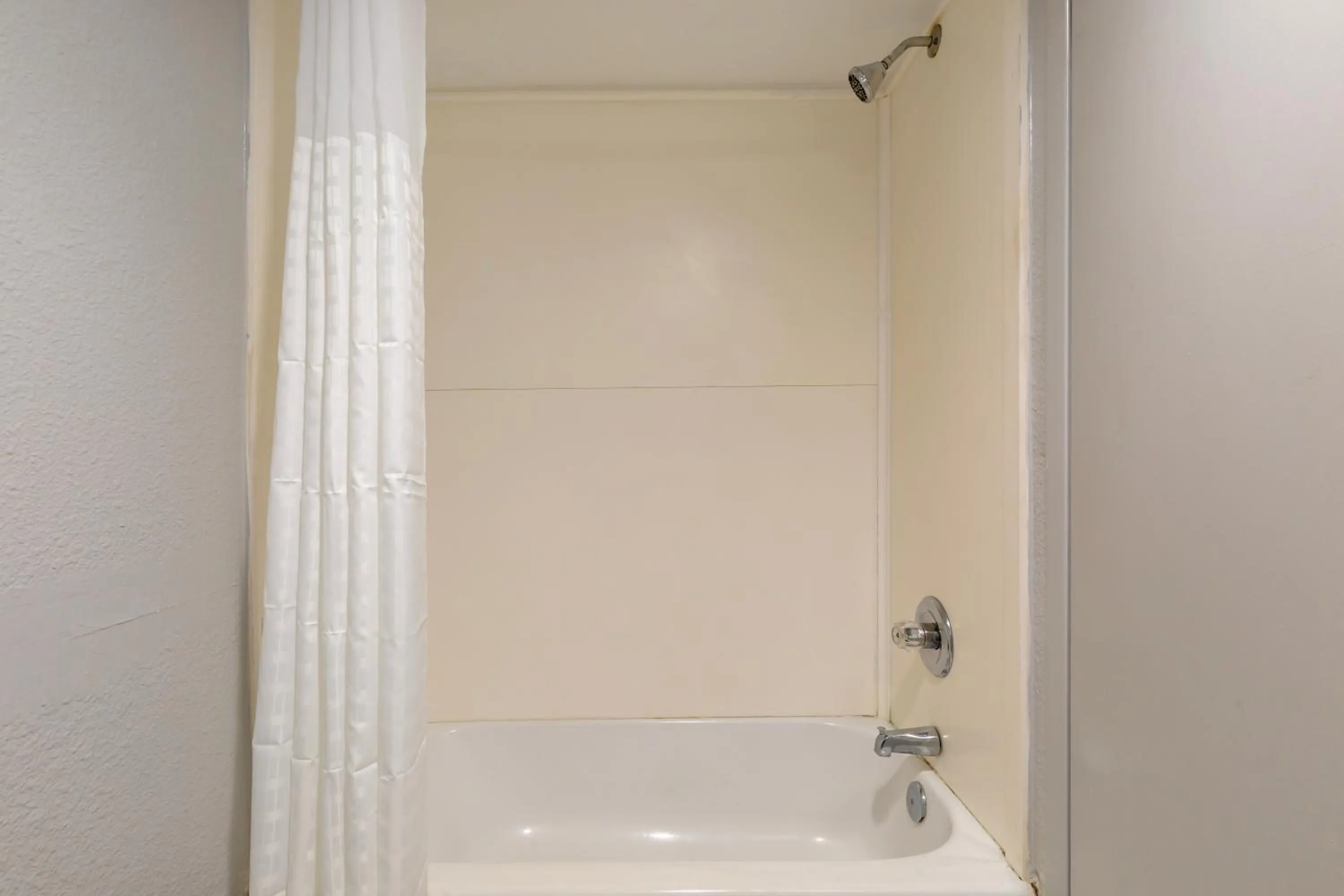 Bath in Clarion Hotel & Suites BWI Airport North