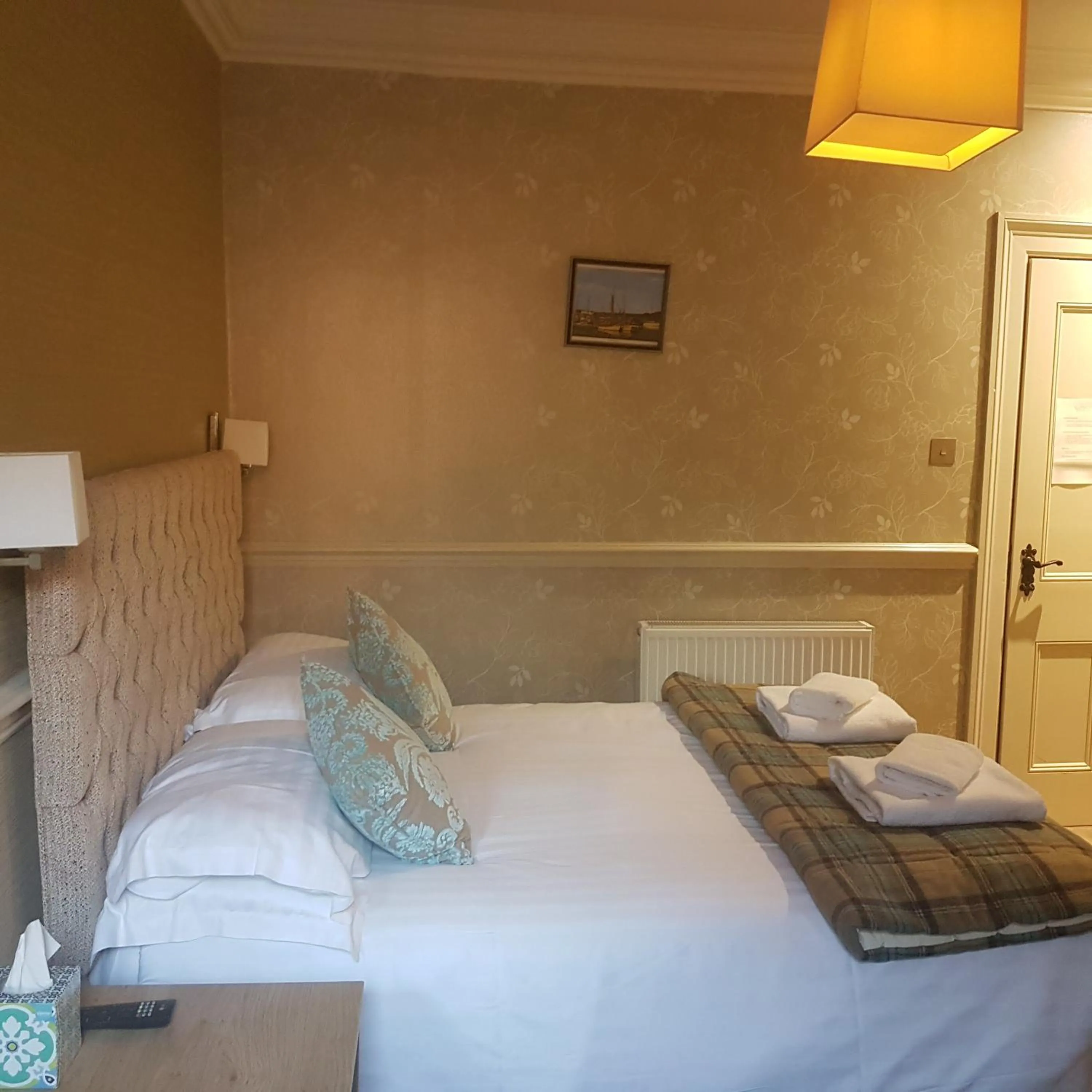 Bedroom, Bed in Fox and Pheasant Inn