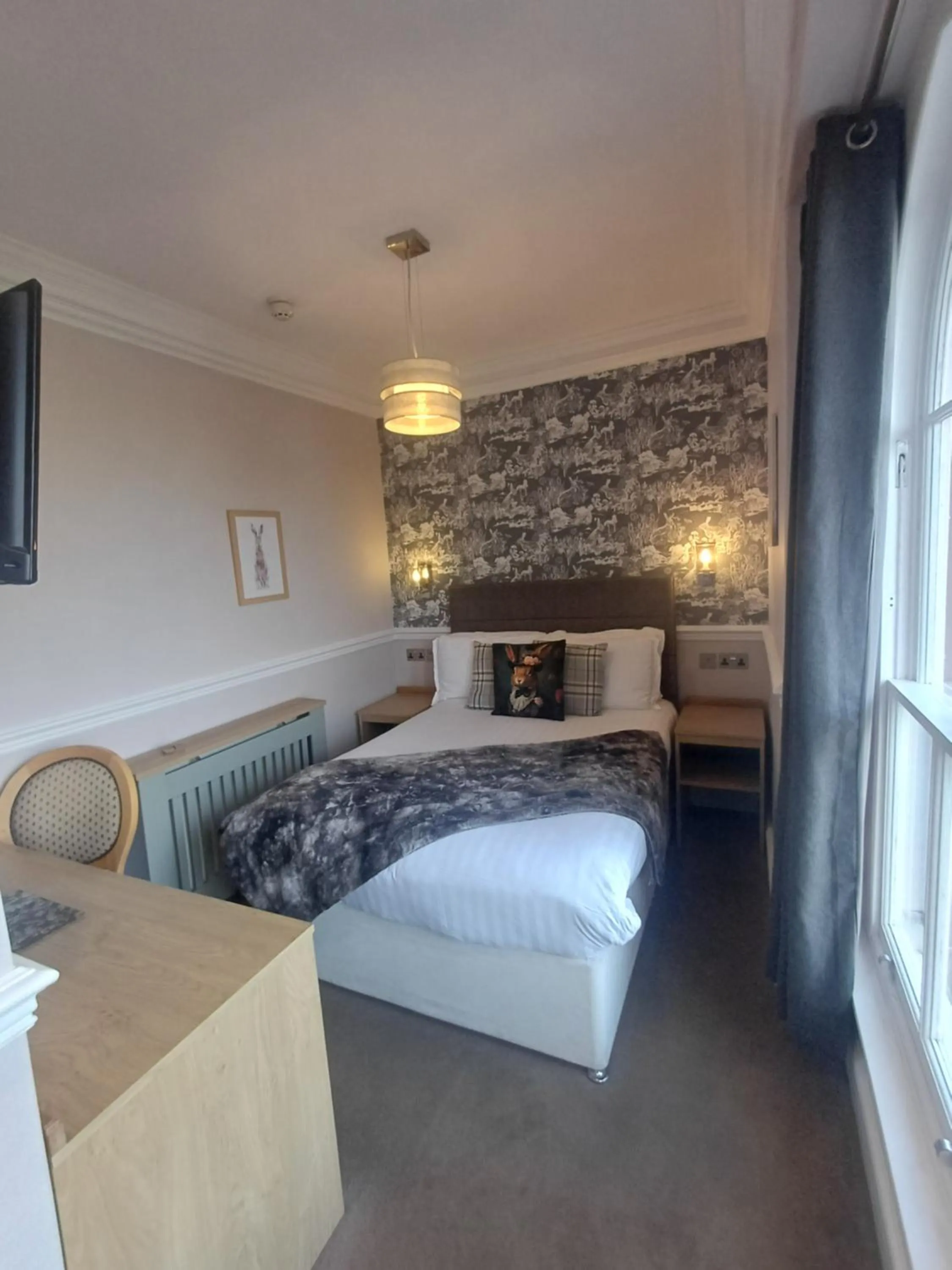 Bedroom, Bed in Fox and Pheasant Inn