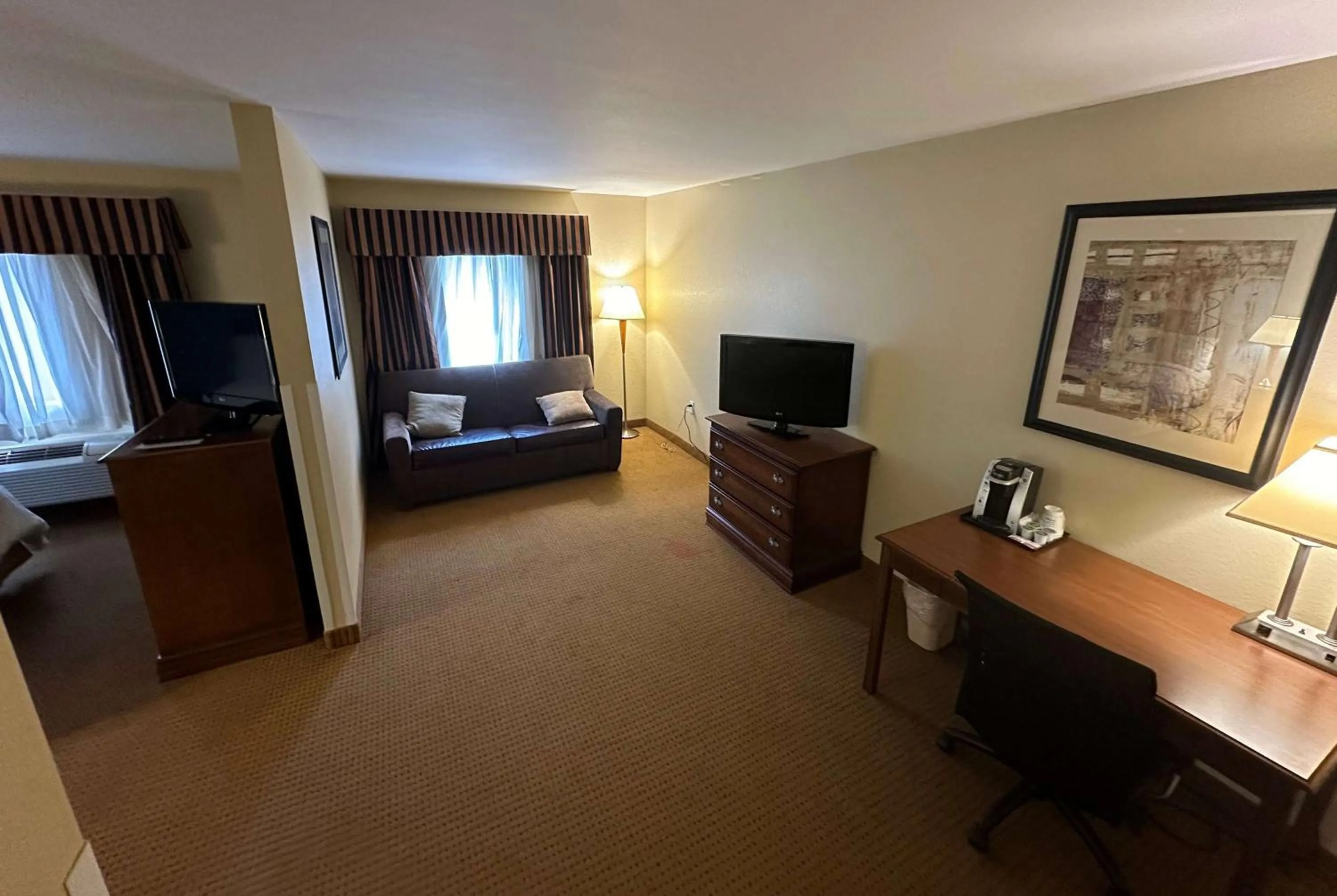 Photo of the whole room in Wingate by Wyndham Newell