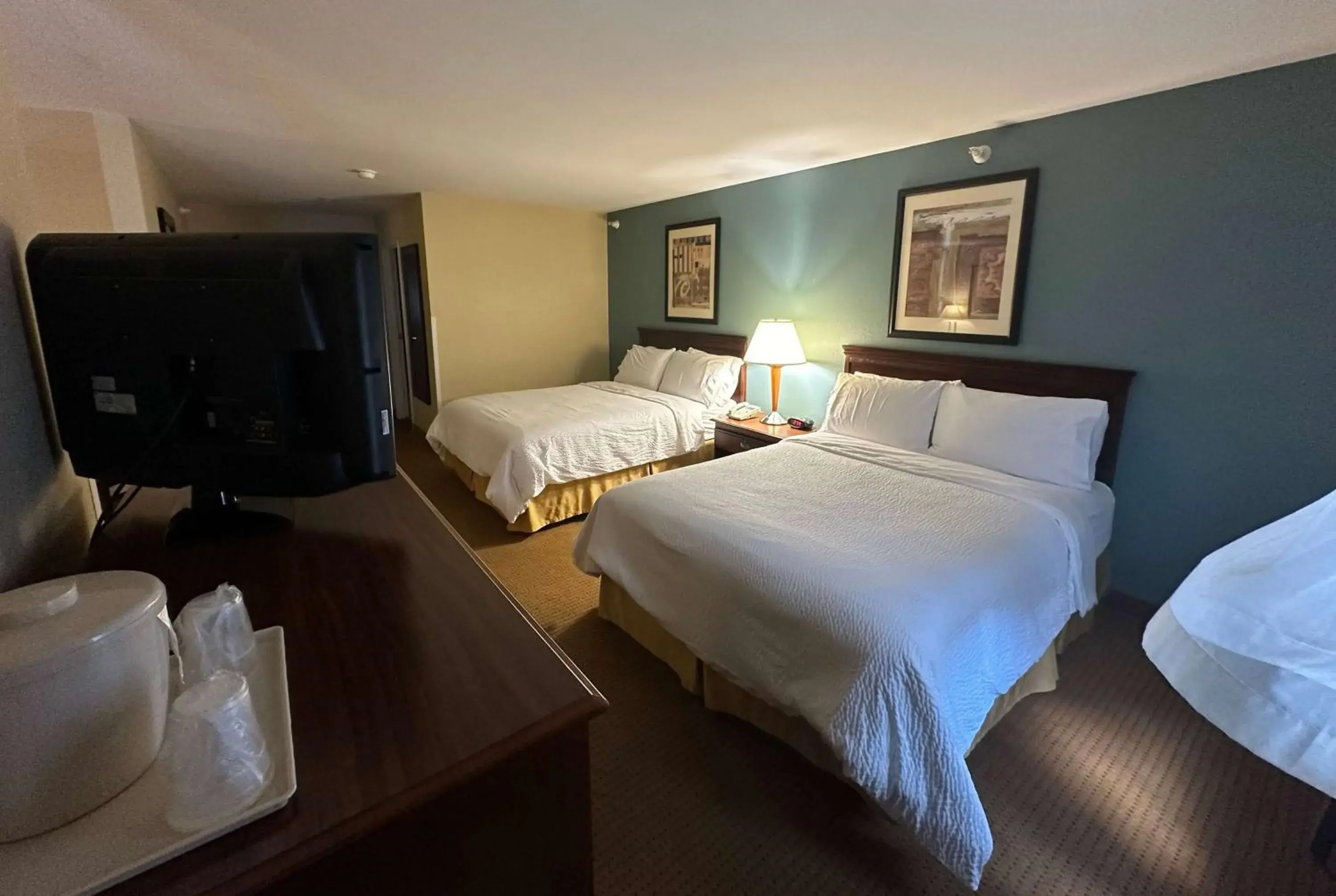 Photo of the whole room, Bed in Wingate by Wyndham Newell Photo of the whole room, Bed in Wingate by Wyndham Newell