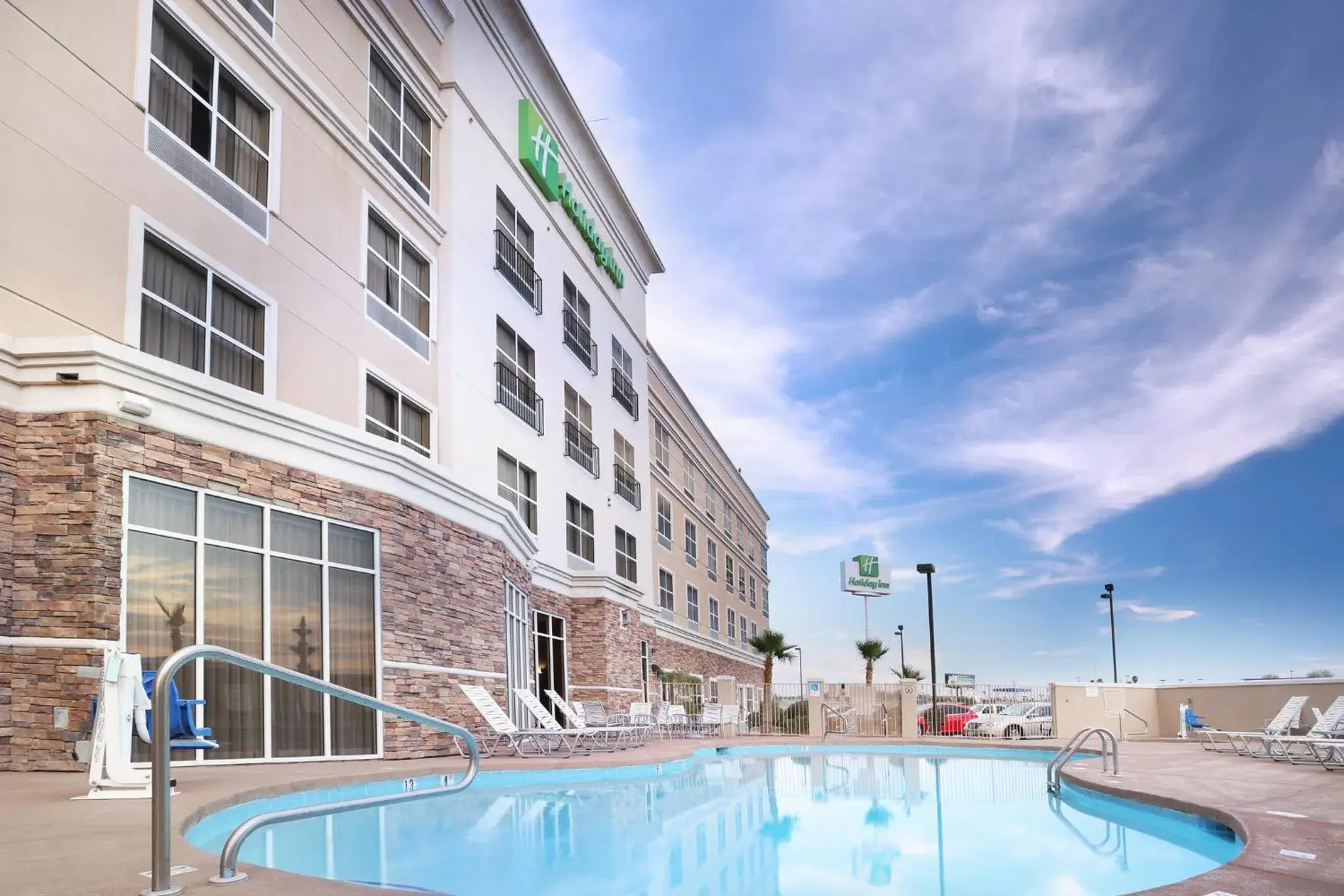 Swimming pool in Holiday Inn Yuma by IHG Swimming pool in Holiday Inn Yuma by IHG