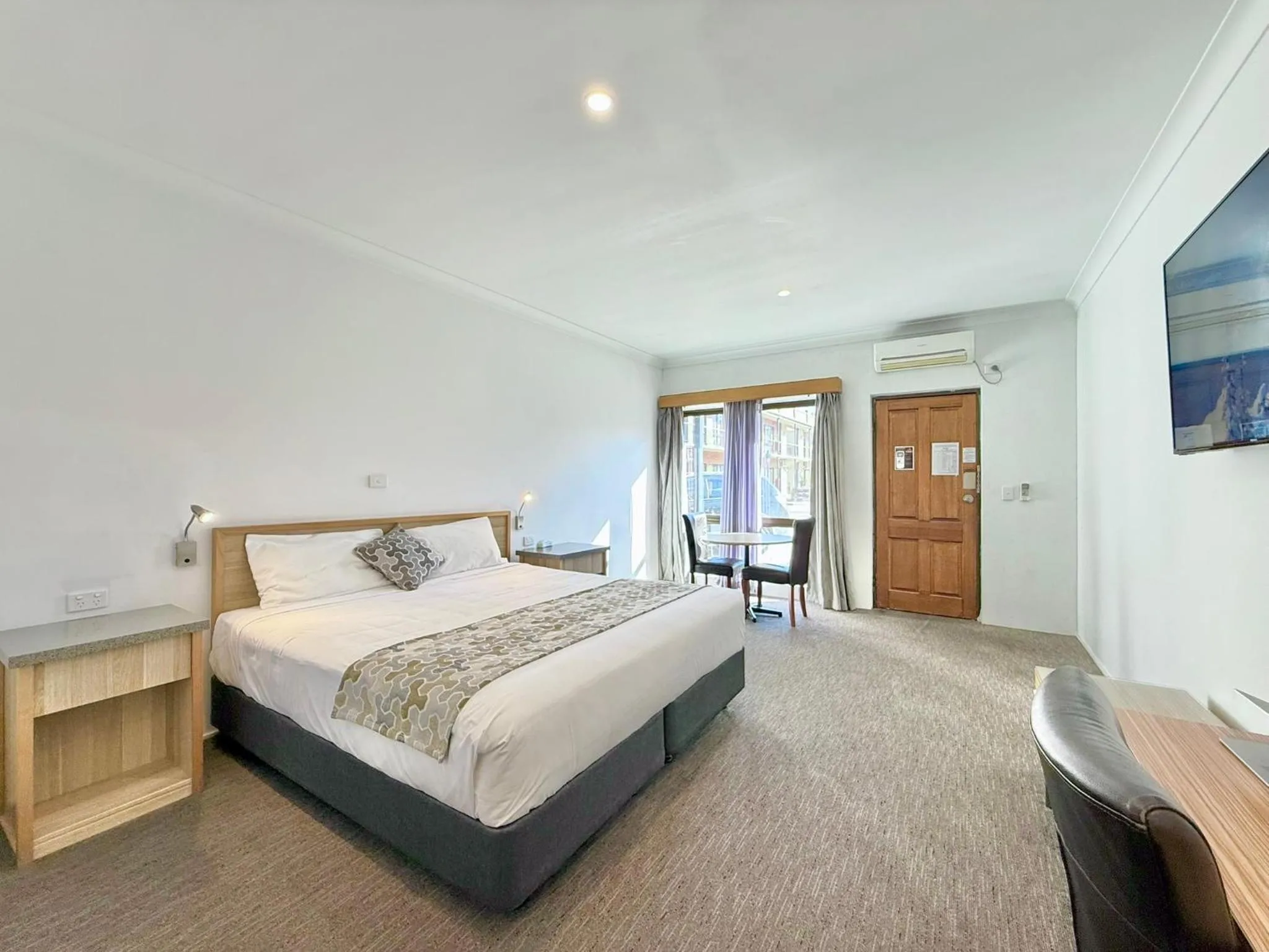 Photo of the whole room, Bed in Albury Paddlesteamer