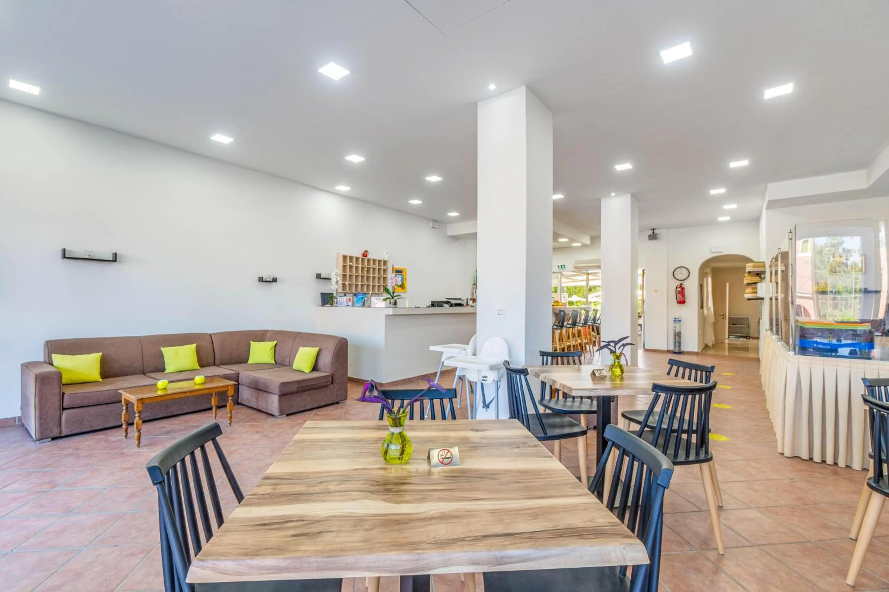 Restaurant/places to eat in Angela Hotel & Apartments