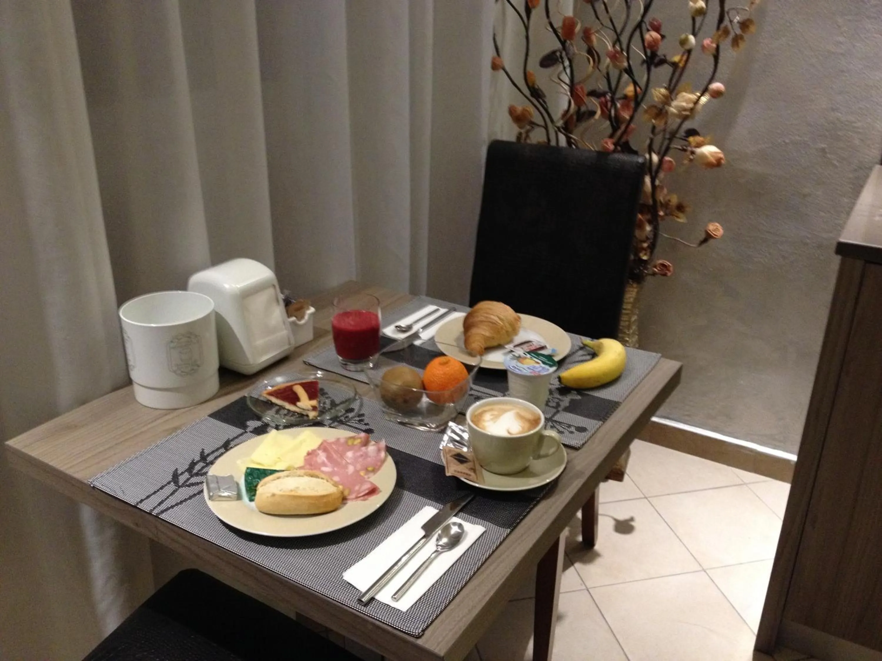 Restaurant/places to eat in Hotel Brenta Milano