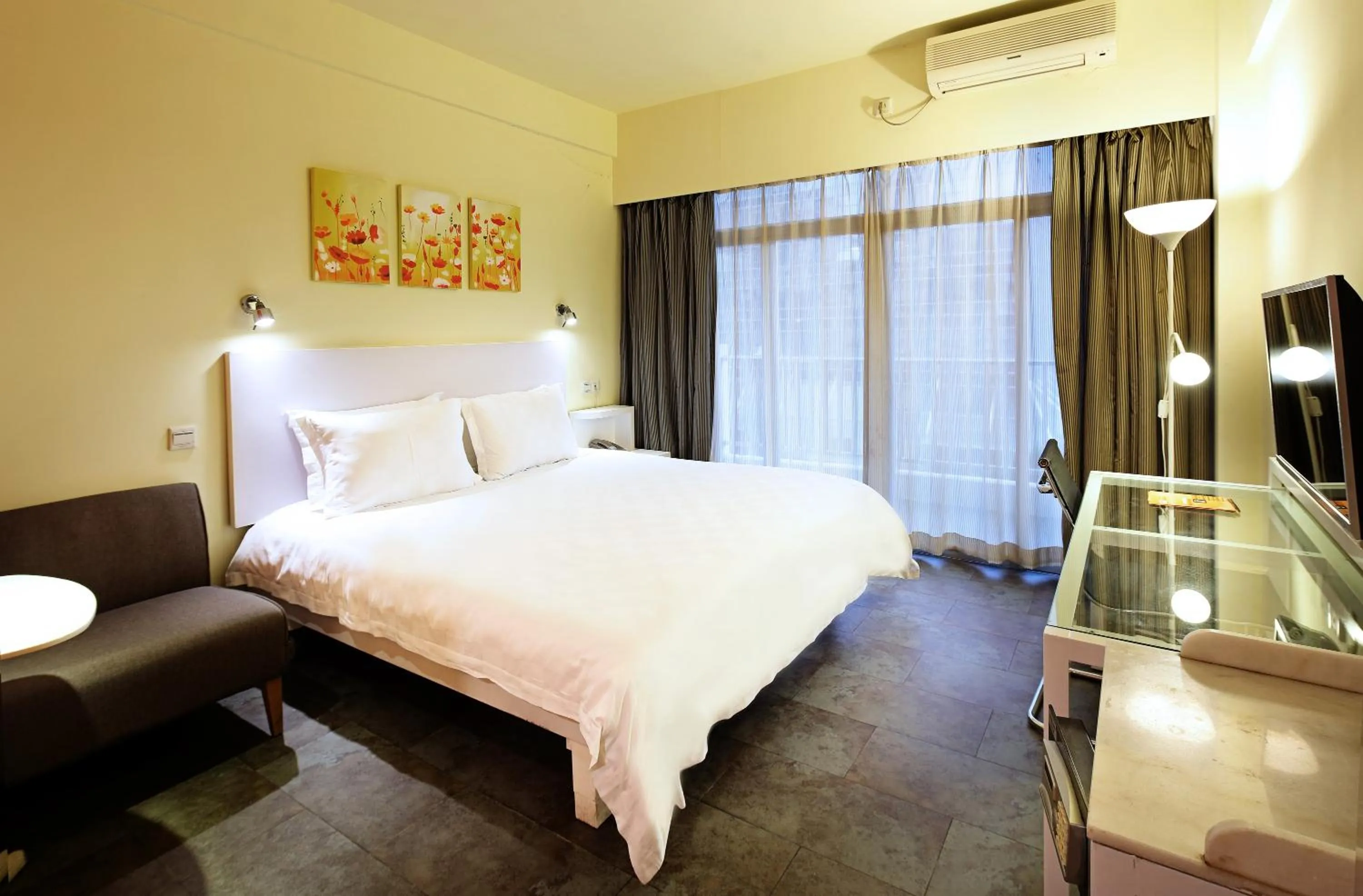 Photo of the whole room in Yanjiang East Garden Inn