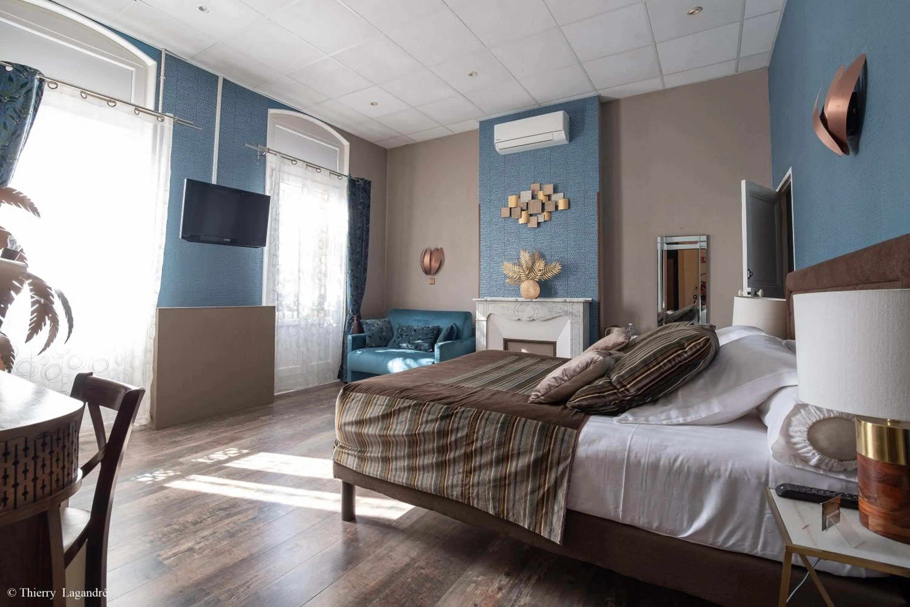 Bed in Hôtel de Charme Le Provence