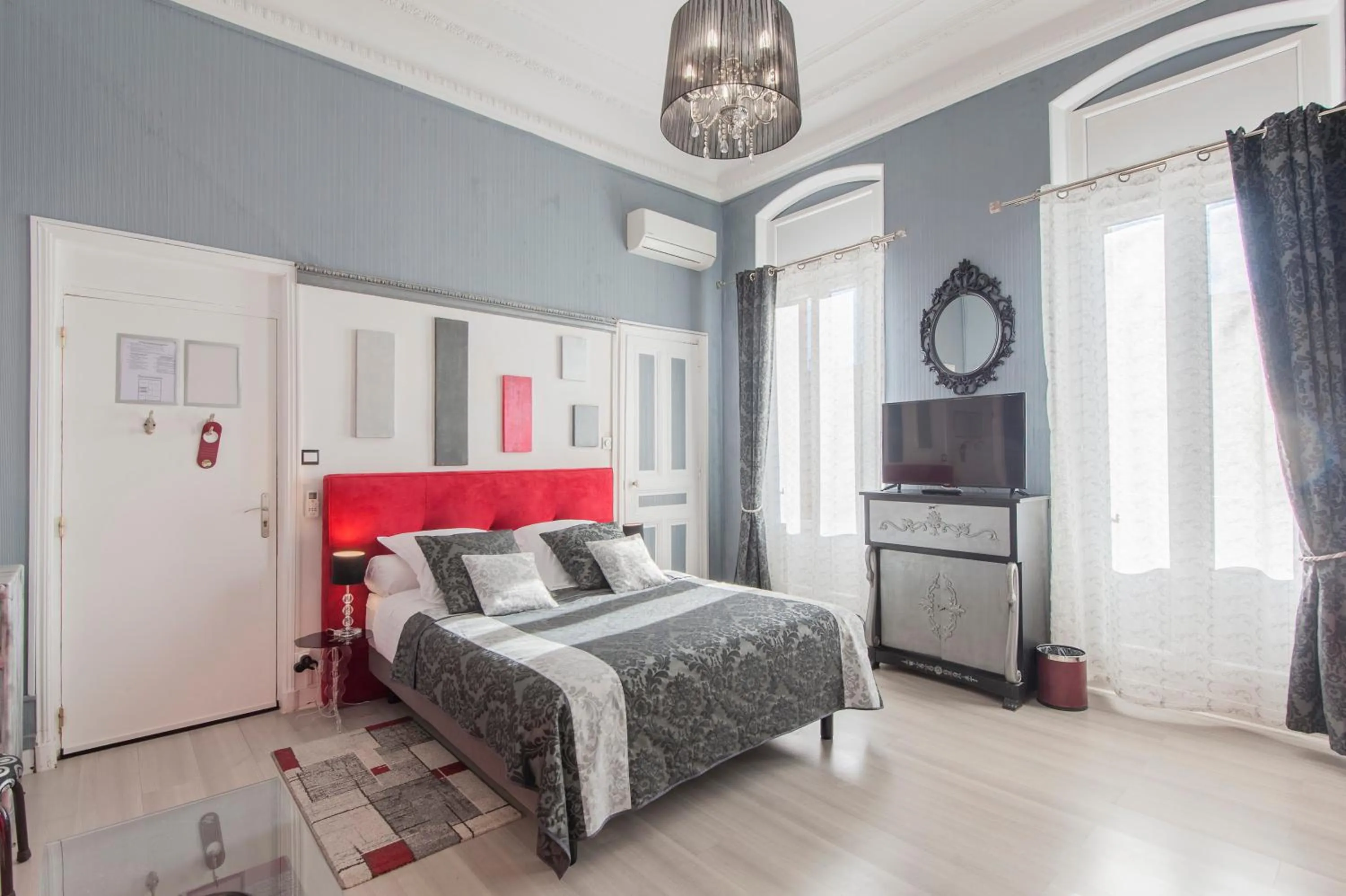 Photo of the whole room, Bed in Hôtel de Charme Le Provence