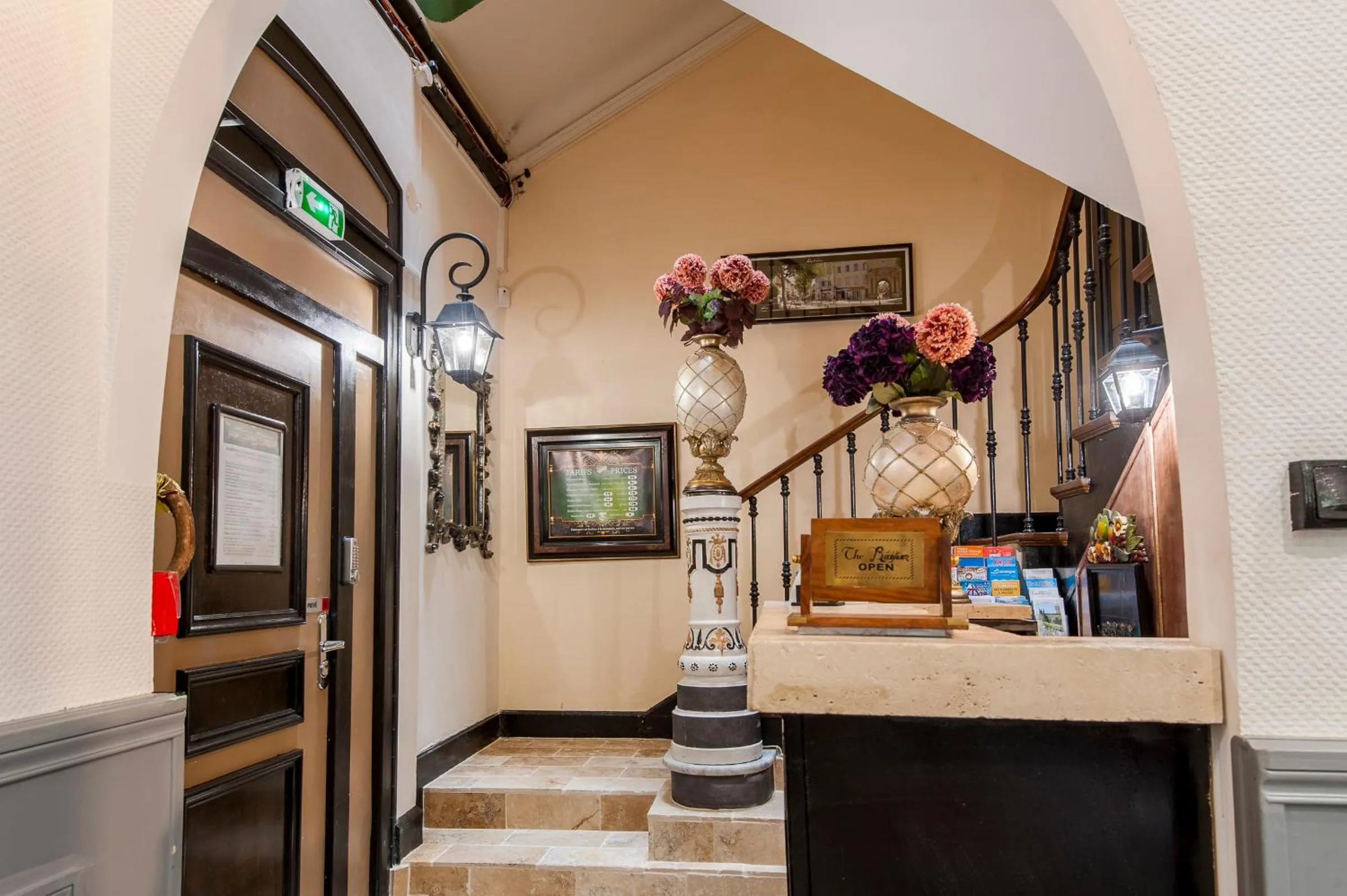 Lobby or reception in Hôtel de Charme Le Provence