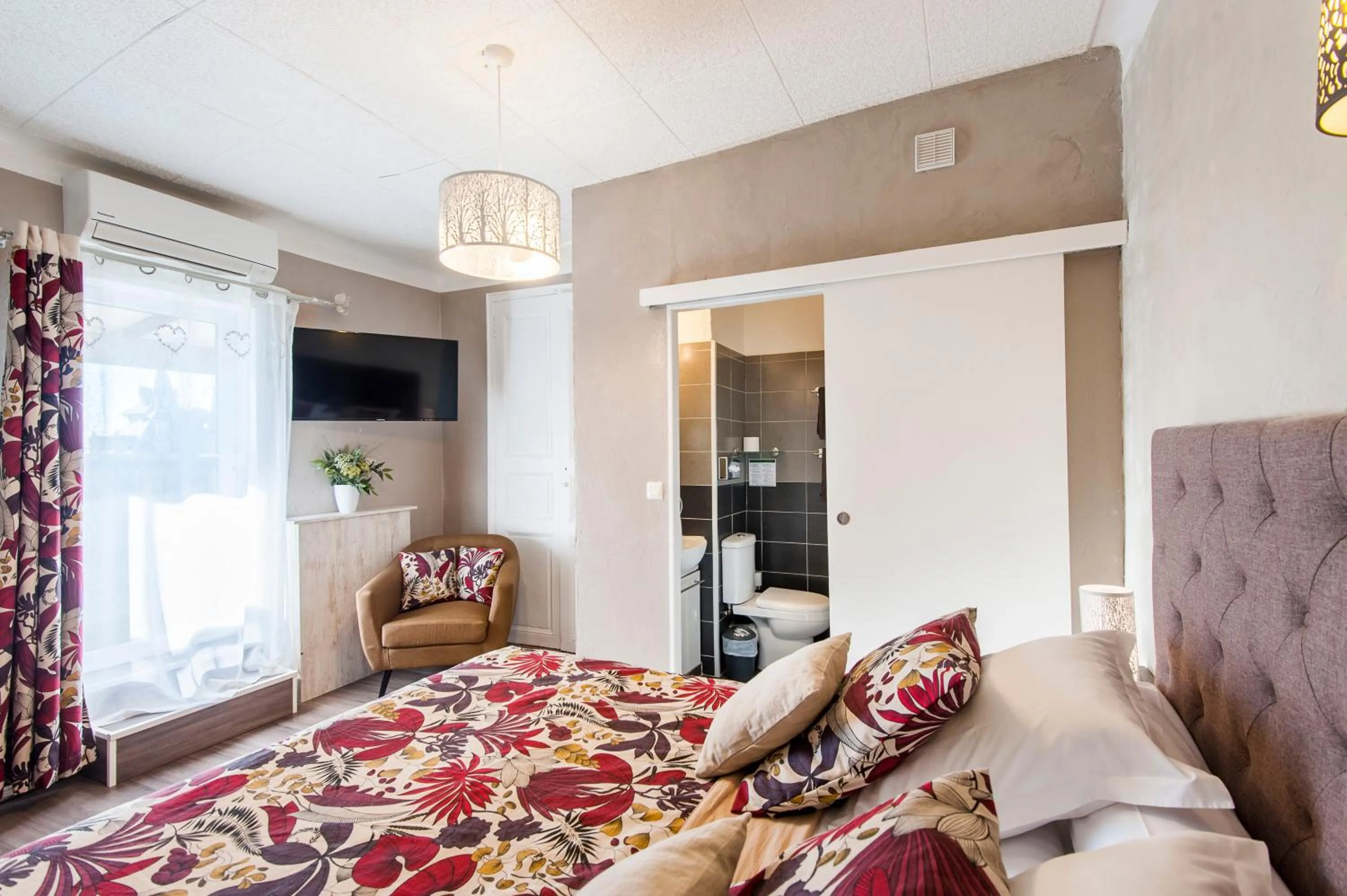 Photo of the whole room, Bed in Hôtel de Charme Le Provence