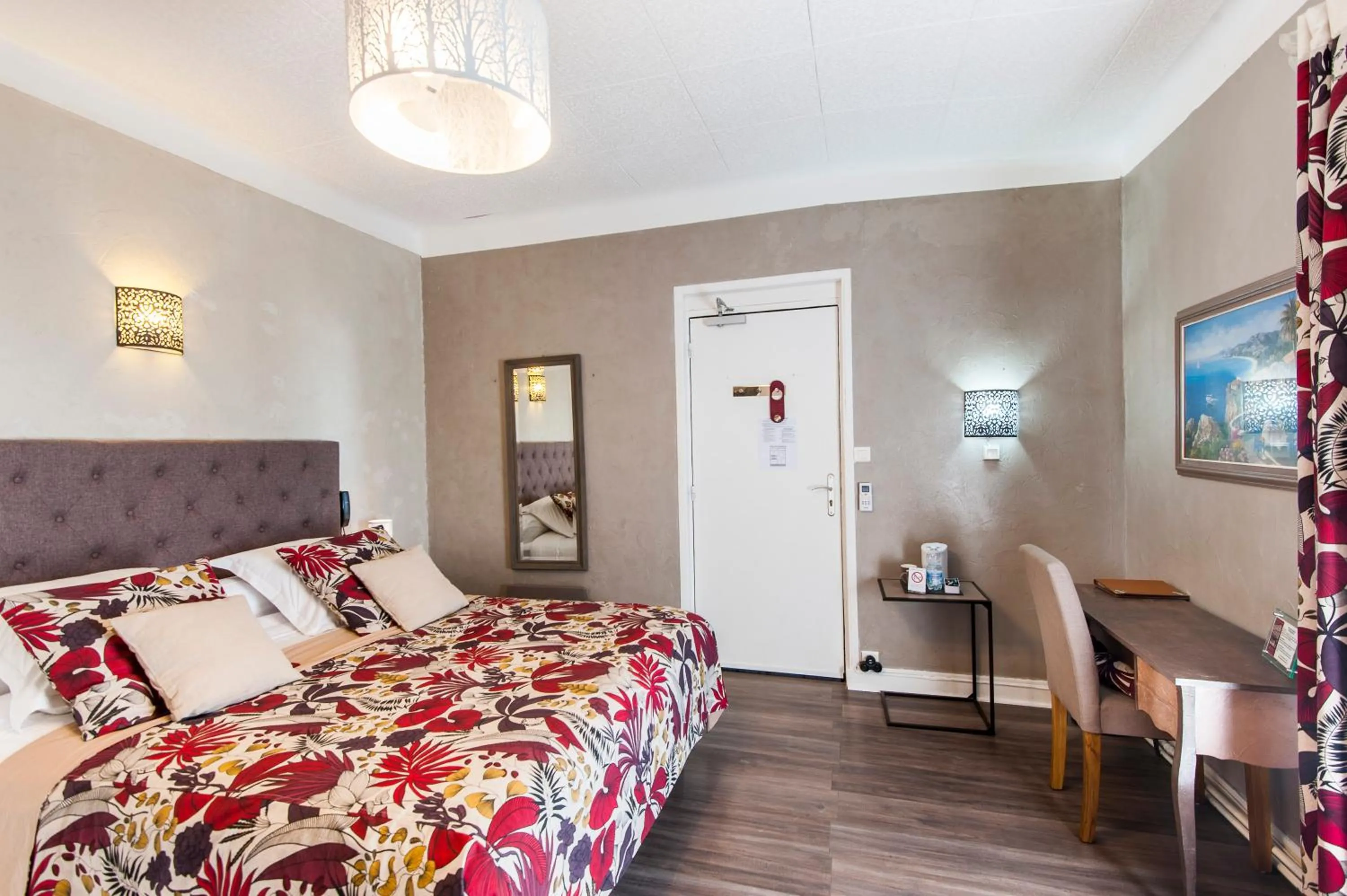 Photo of the whole room, Bed in Hôtel de Charme Le Provence