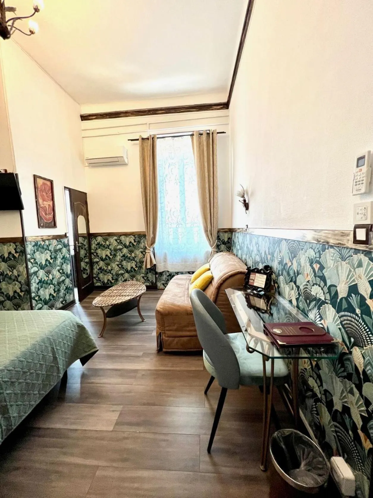 Photo of the whole room, Bed in Hôtel de Charme Le Provence