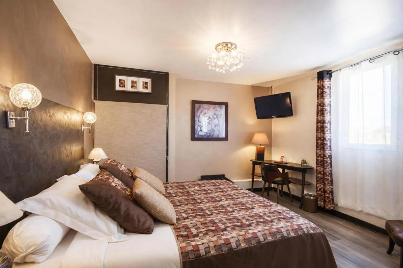 Bed in Hôtel de Charme Le Provence