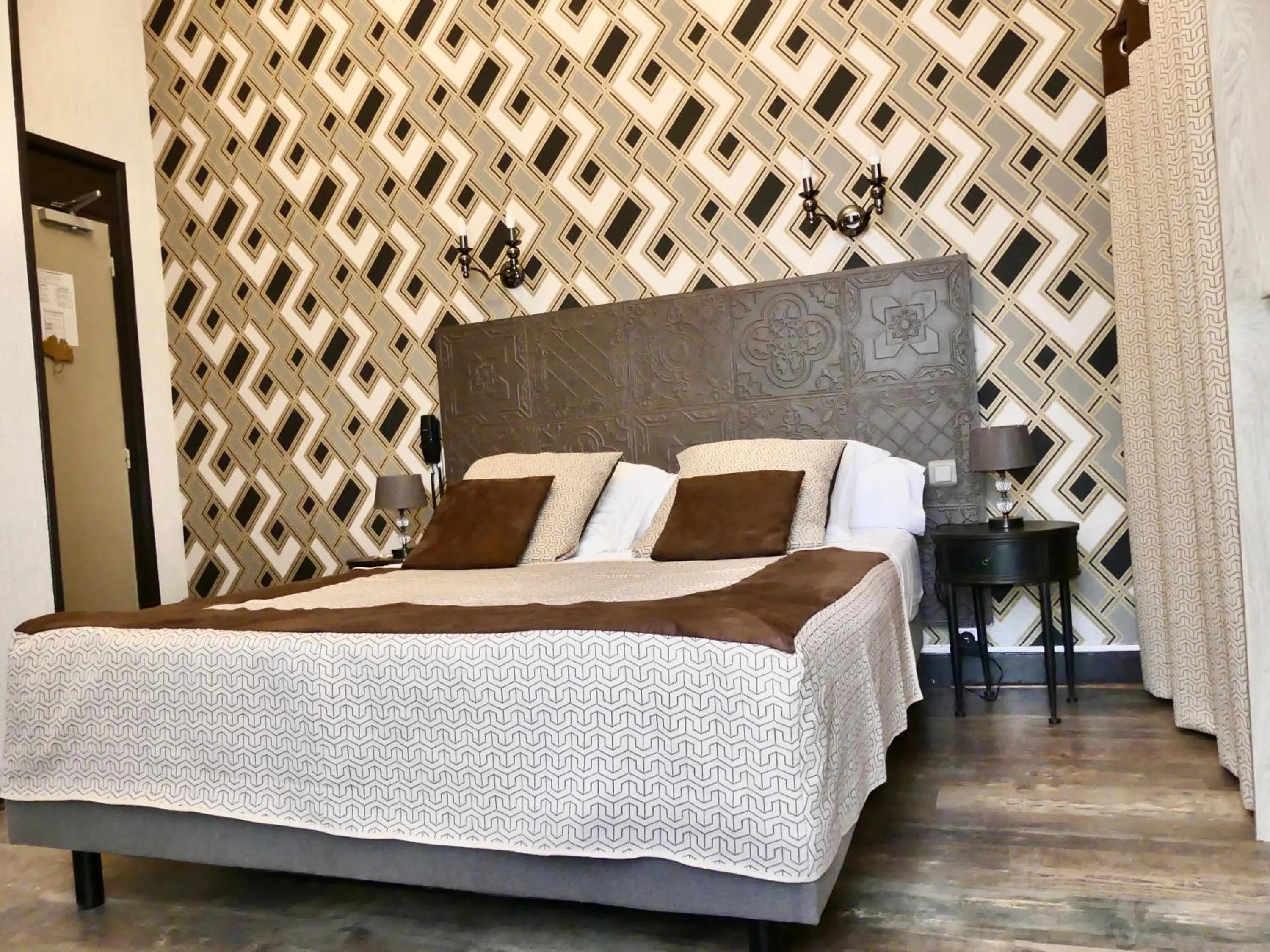 Bed in Hôtel de Charme Le Provence