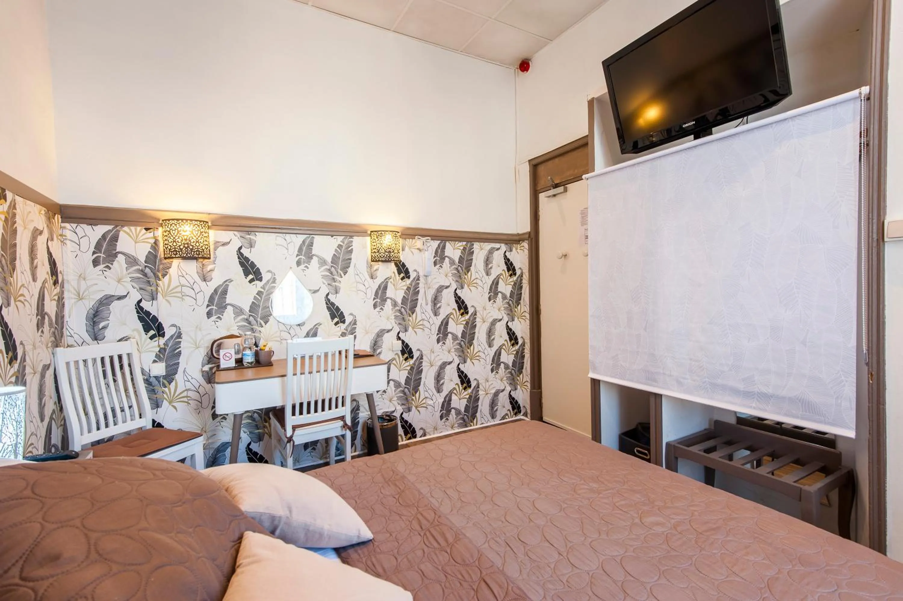 View (from property/room), Bed in Hôtel de Charme Le Provence