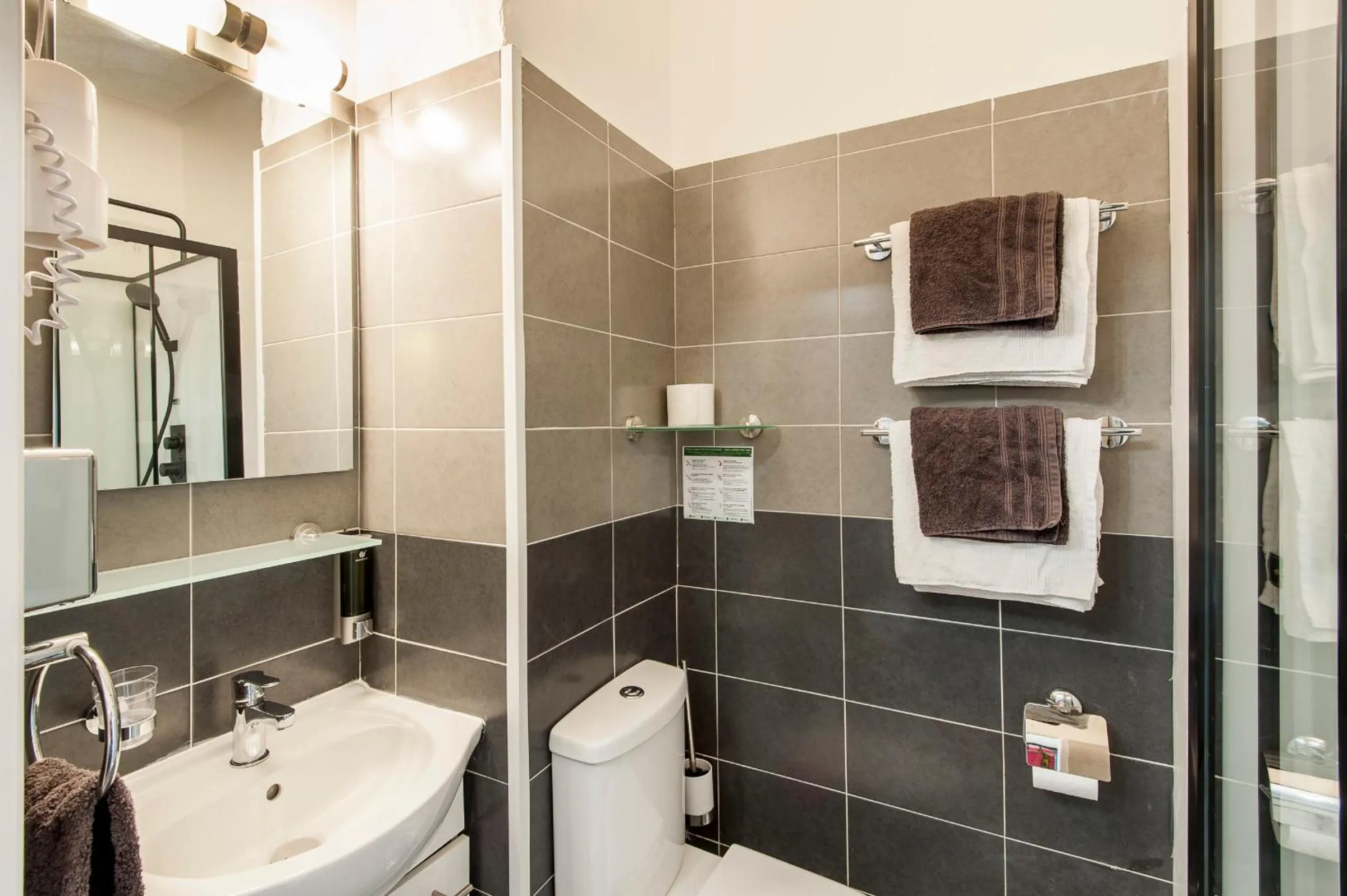 Bathroom in Hôtel de Charme Le Provence