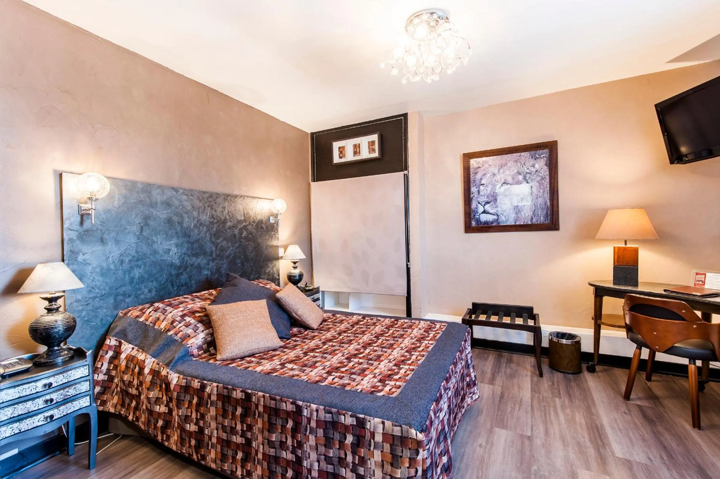 Photo of the whole room, Bed in Hôtel de Charme Le Provence