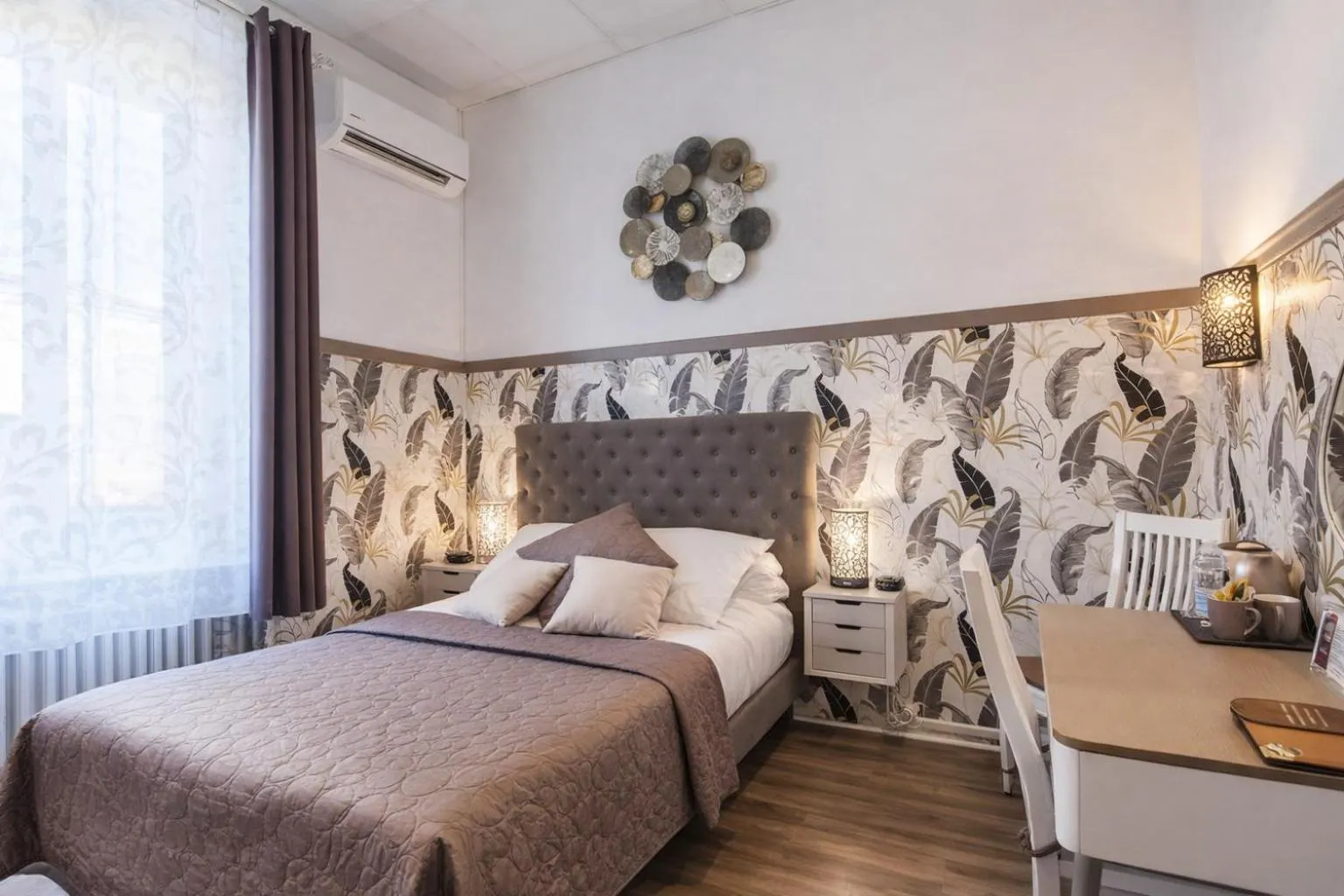 Bed in Hôtel de Charme Le Provence