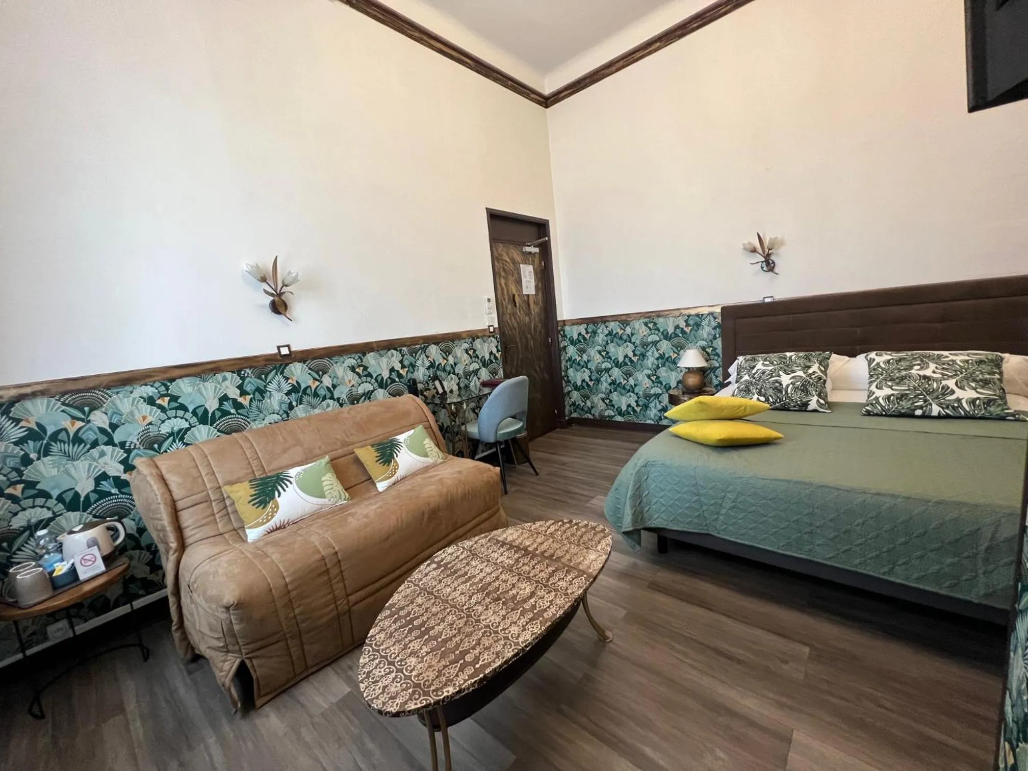 Photo of the whole room, Bed in Hôtel de Charme Le Provence