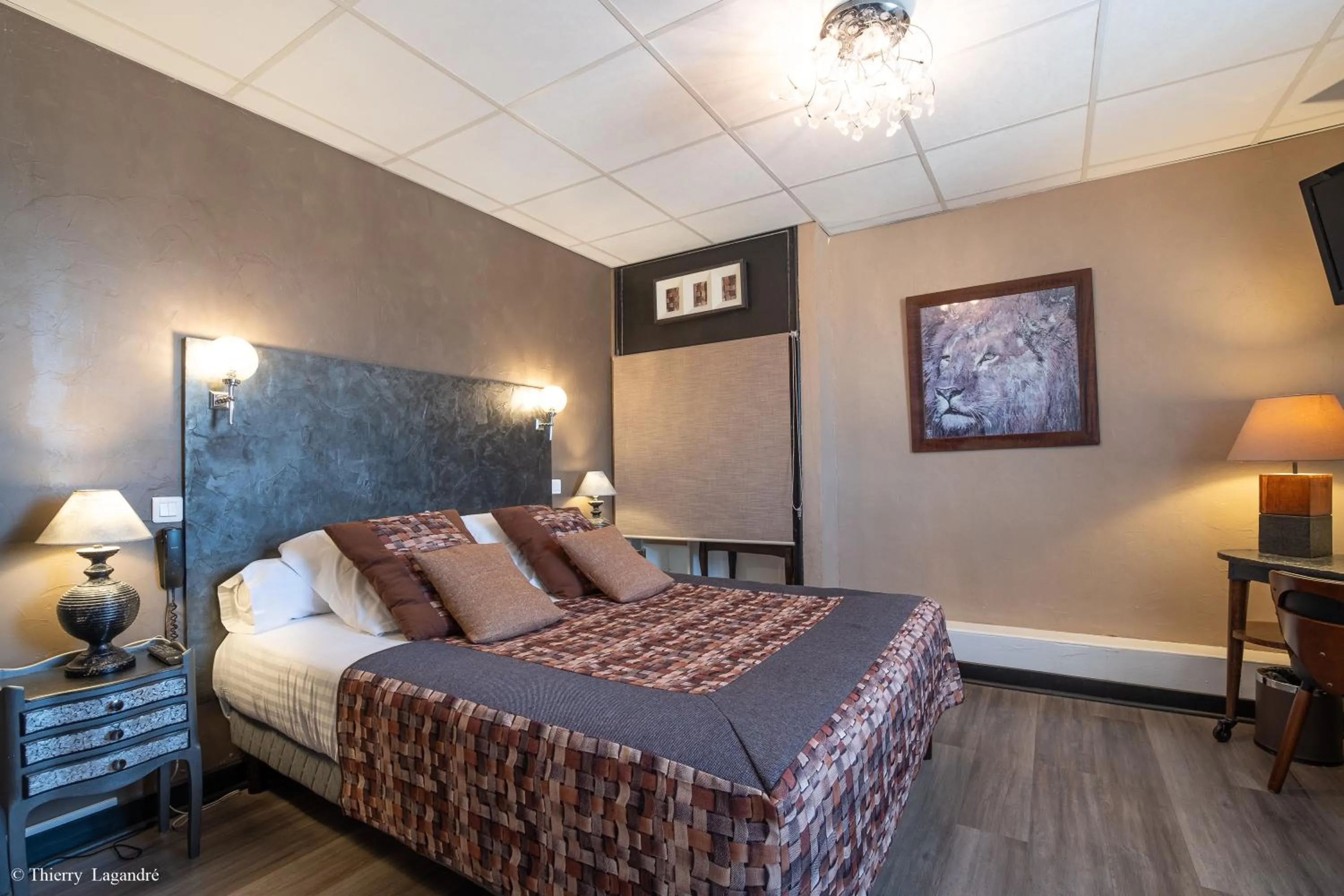 Bed in Hôtel de Charme Le Provence