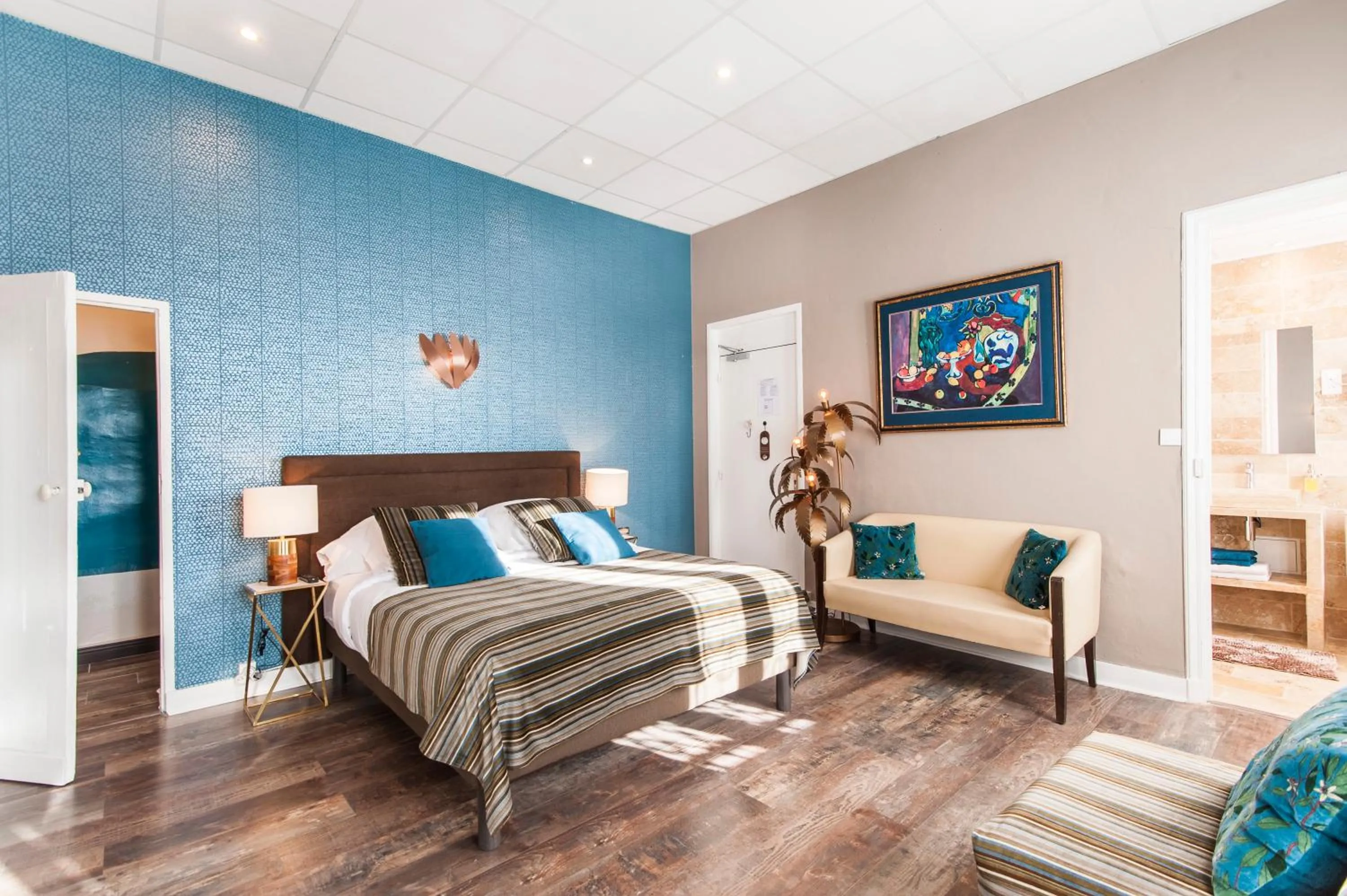 Photo of the whole room, Bed in Hôtel de Charme Le Provence