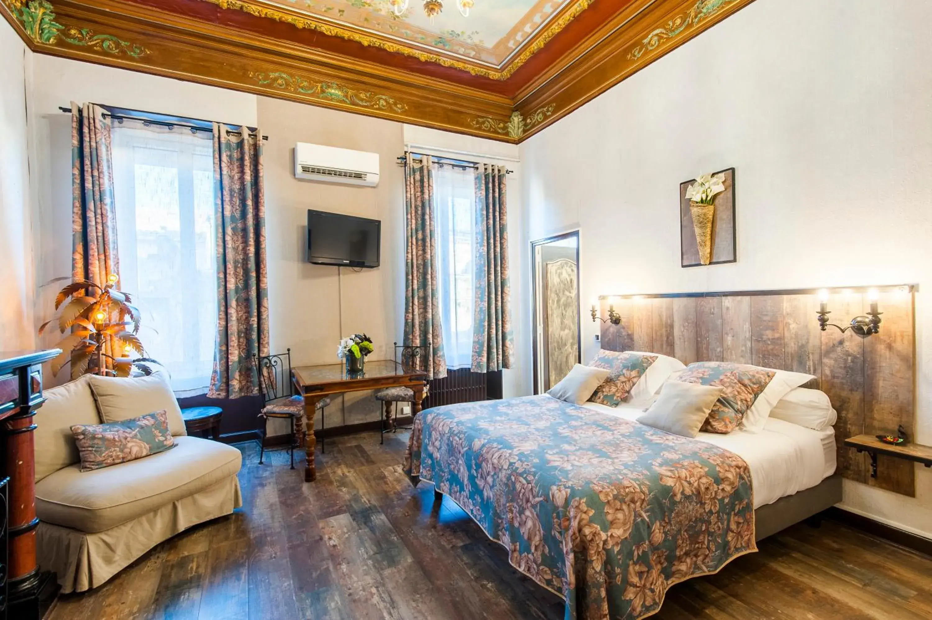 Photo of the whole room, Bed in Hôtel de Charme Le Provence Photo of the whole room, Bed in Hôtel de Charme Le Provence