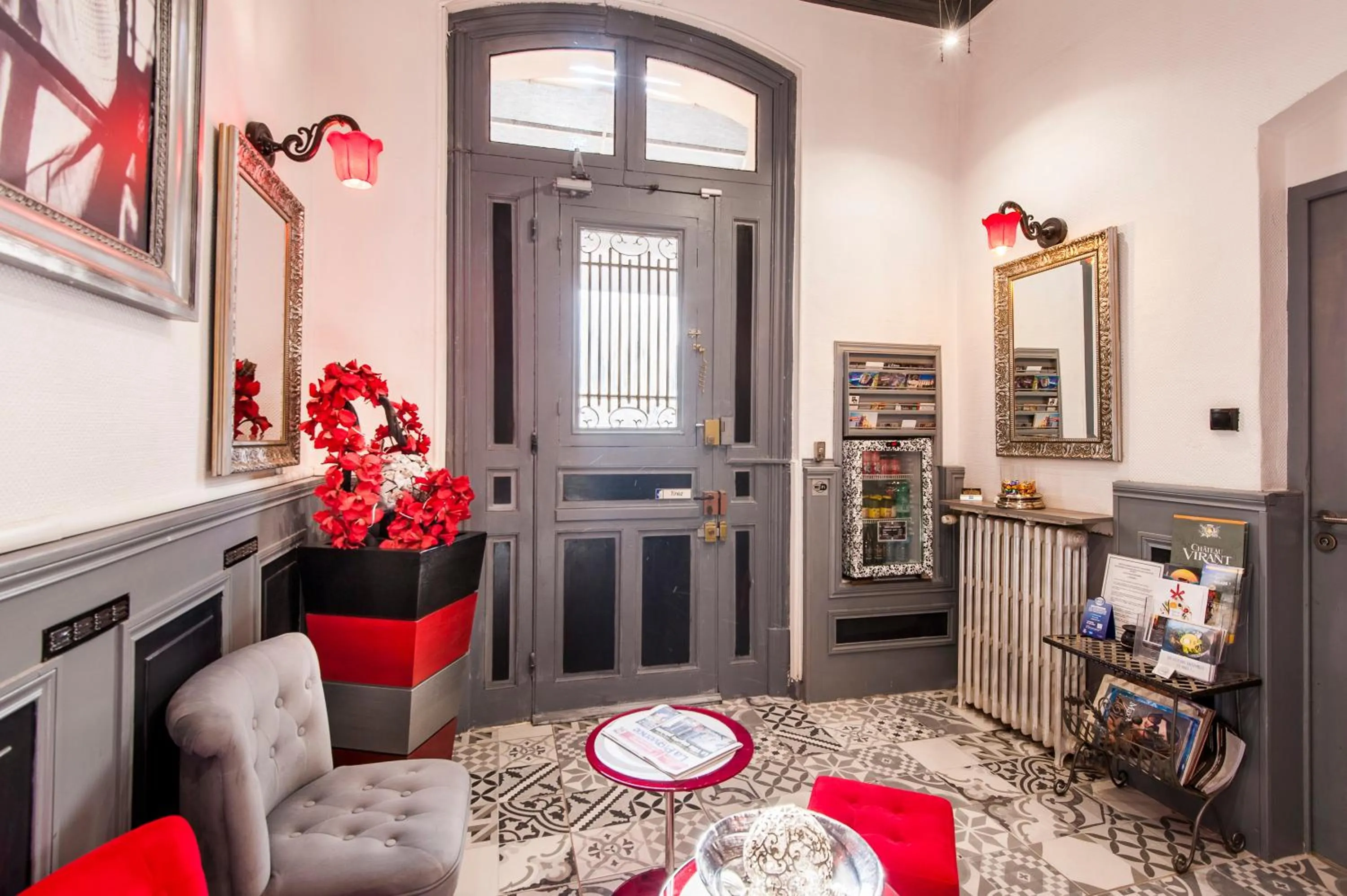 Lobby or reception in Hôtel de Charme Le Provence