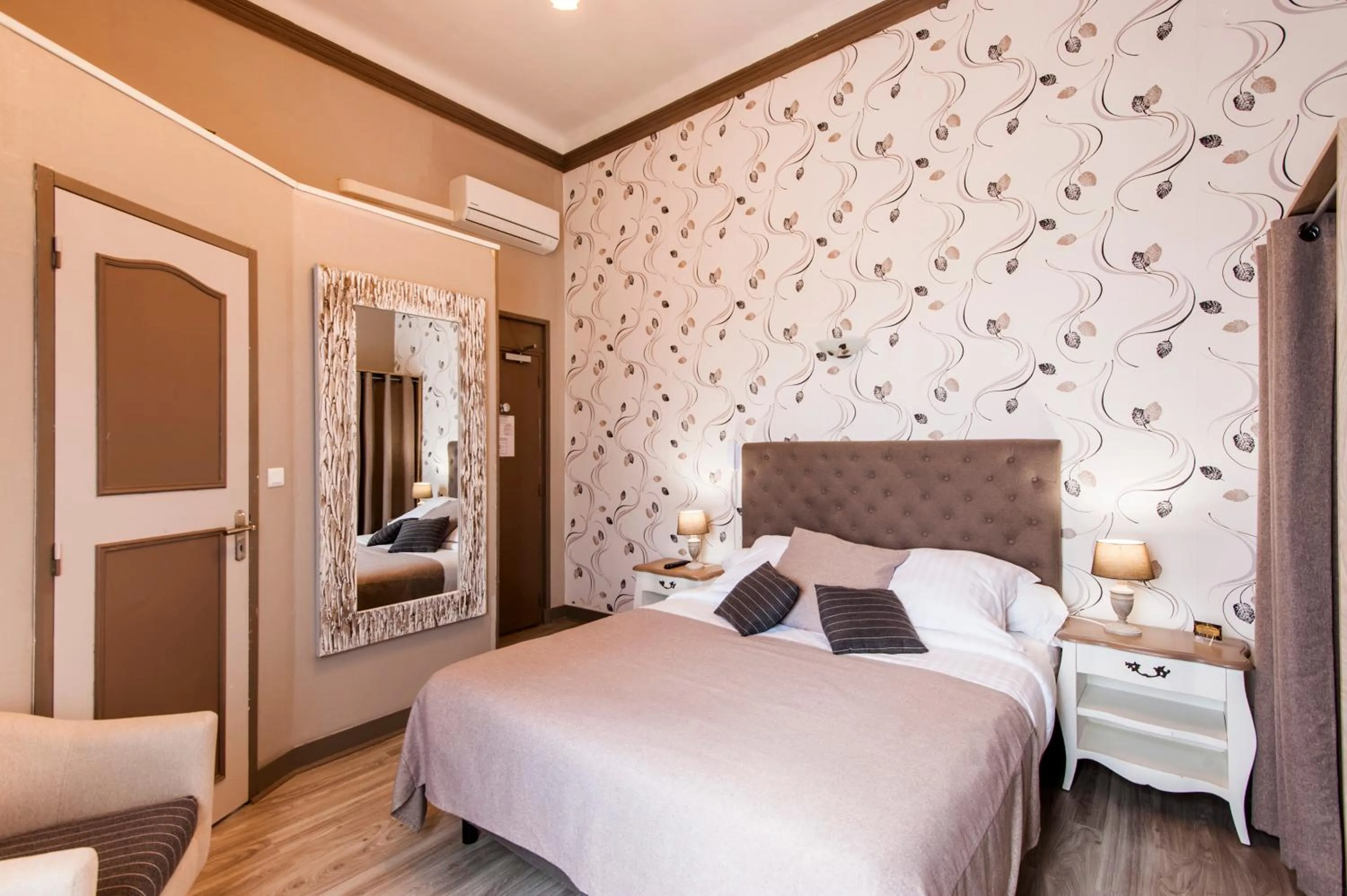 Photo of the whole room, Bed in Hôtel de Charme Le Provence