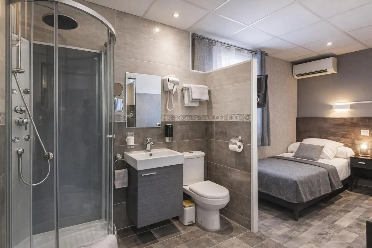 Bed in Hôtel de Charme Le Provence