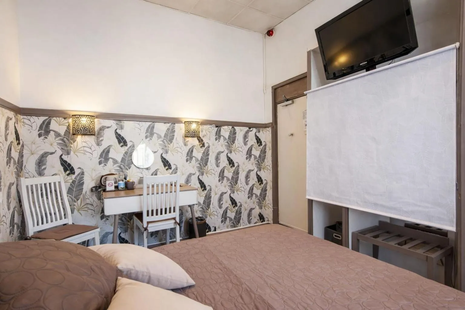 Bed in Hôtel de Charme Le Provence