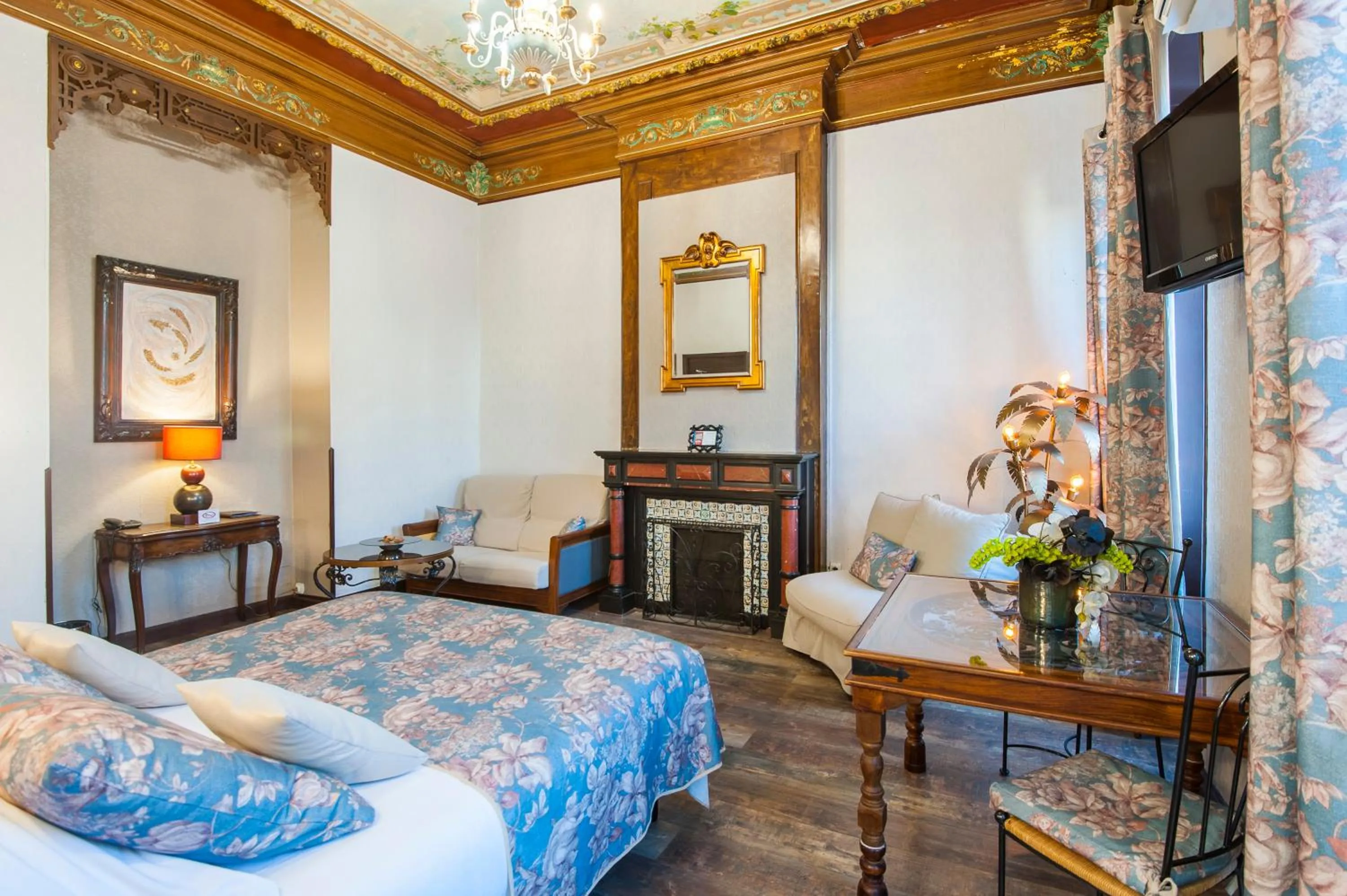 Photo of the whole room, Bed in Hôtel de Charme Le Provence
