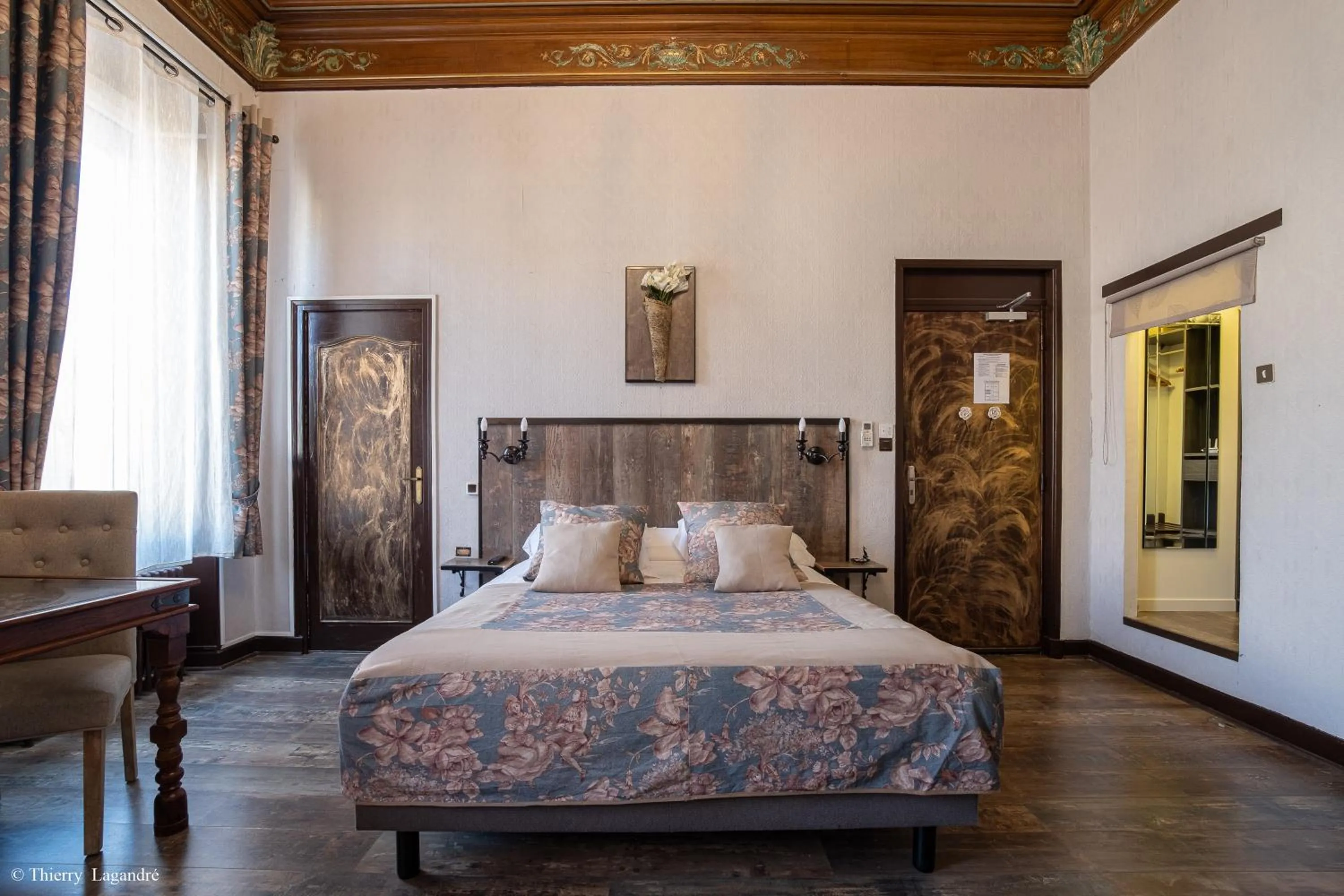 Bed in Hôtel de Charme Le Provence