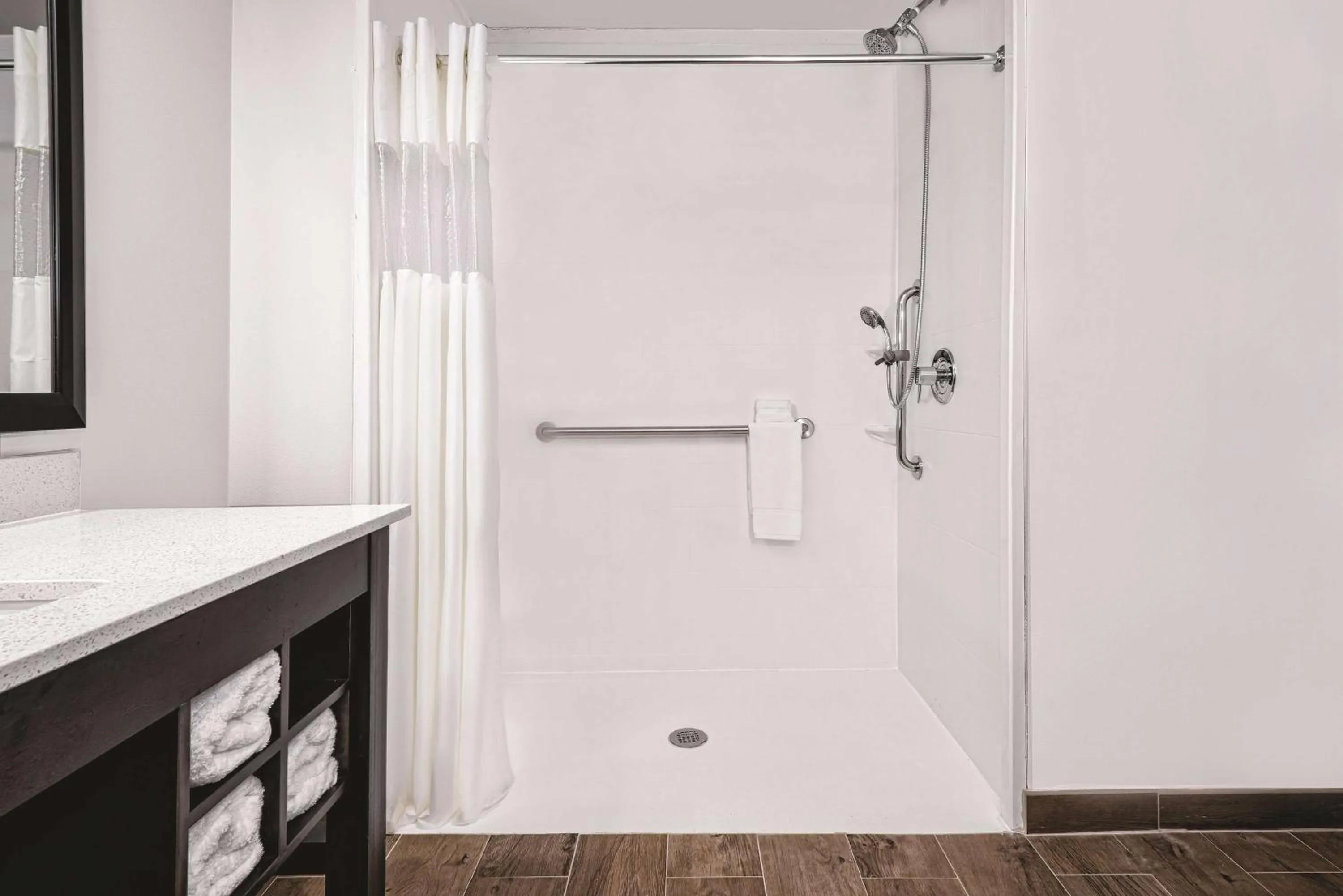 Photo of the whole room in La Quinta by Wyndham McAllen Convention Center