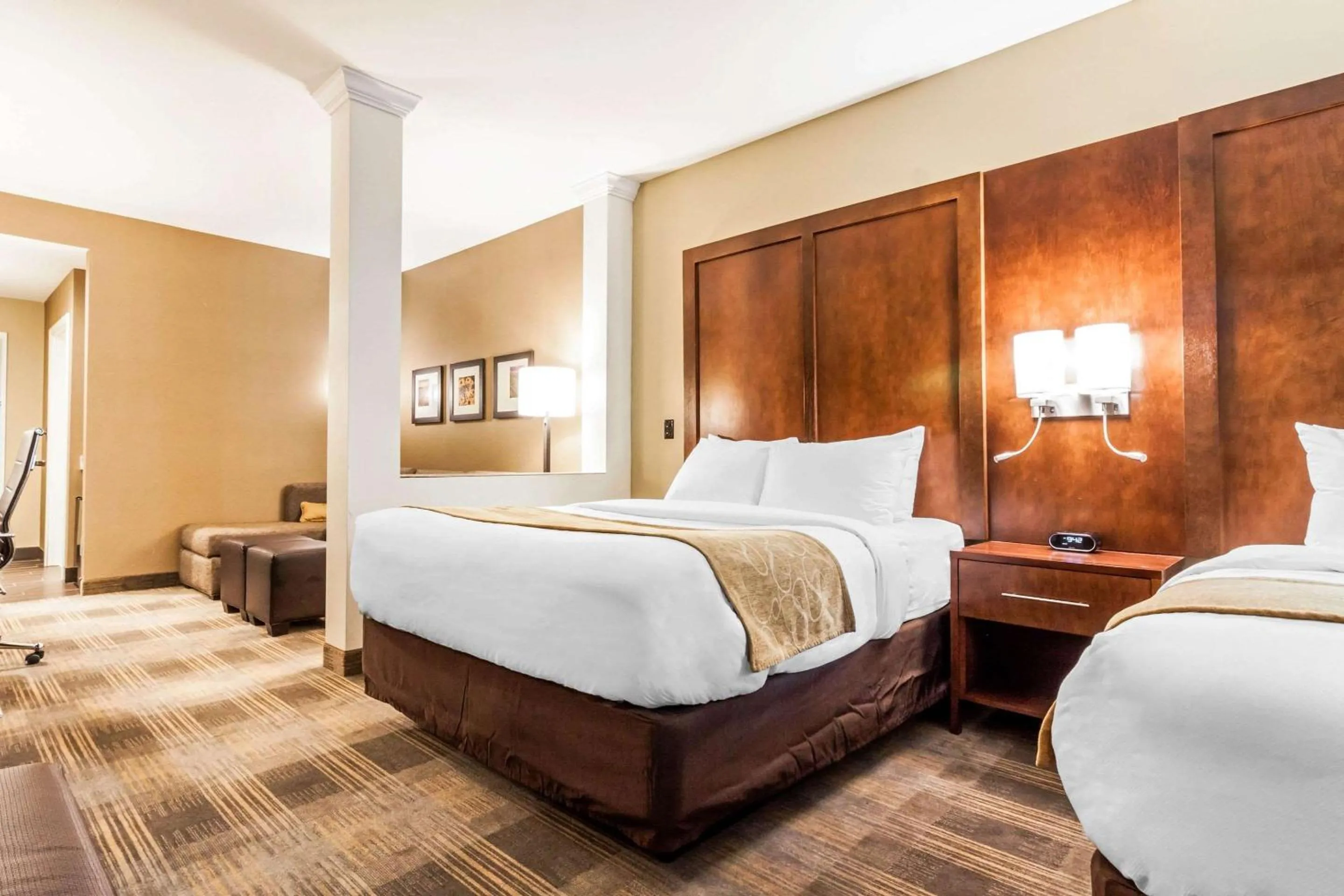 Bedroom, Bed in Comfort Suites University Brookings